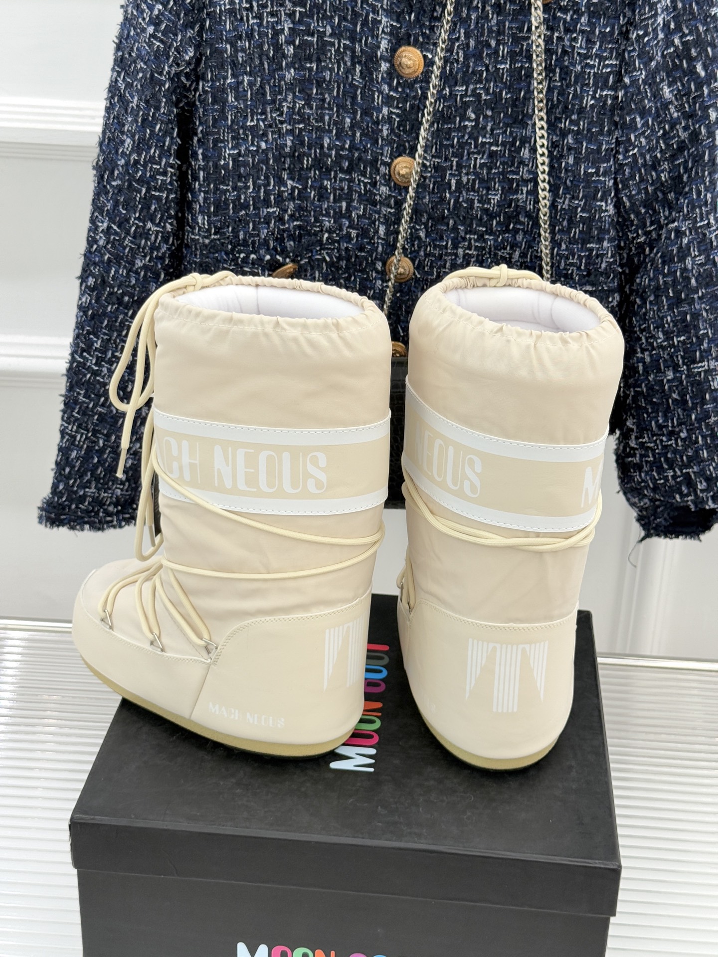 Moon Boot经典爆款滑雪月亮靴雪地靴系列当凛冽寒风裹着碎雪漫过雪原当滑雪道的弧线在纯白天地间延展月