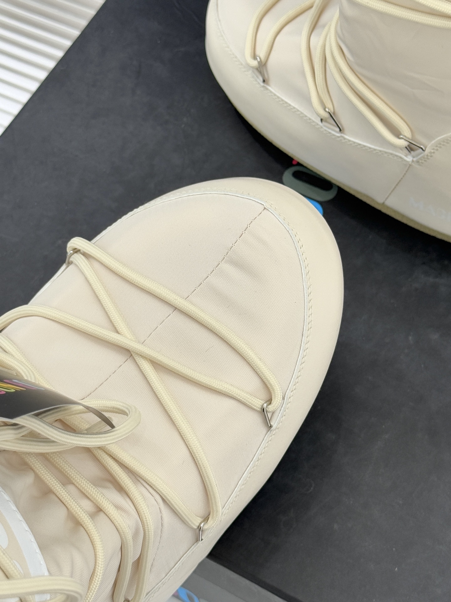 Moon Boot经典爆款滑雪月亮靴雪地靴系列当凛冽寒风裹着碎雪漫过雪原当滑雪道的弧线在纯白天地间延展月