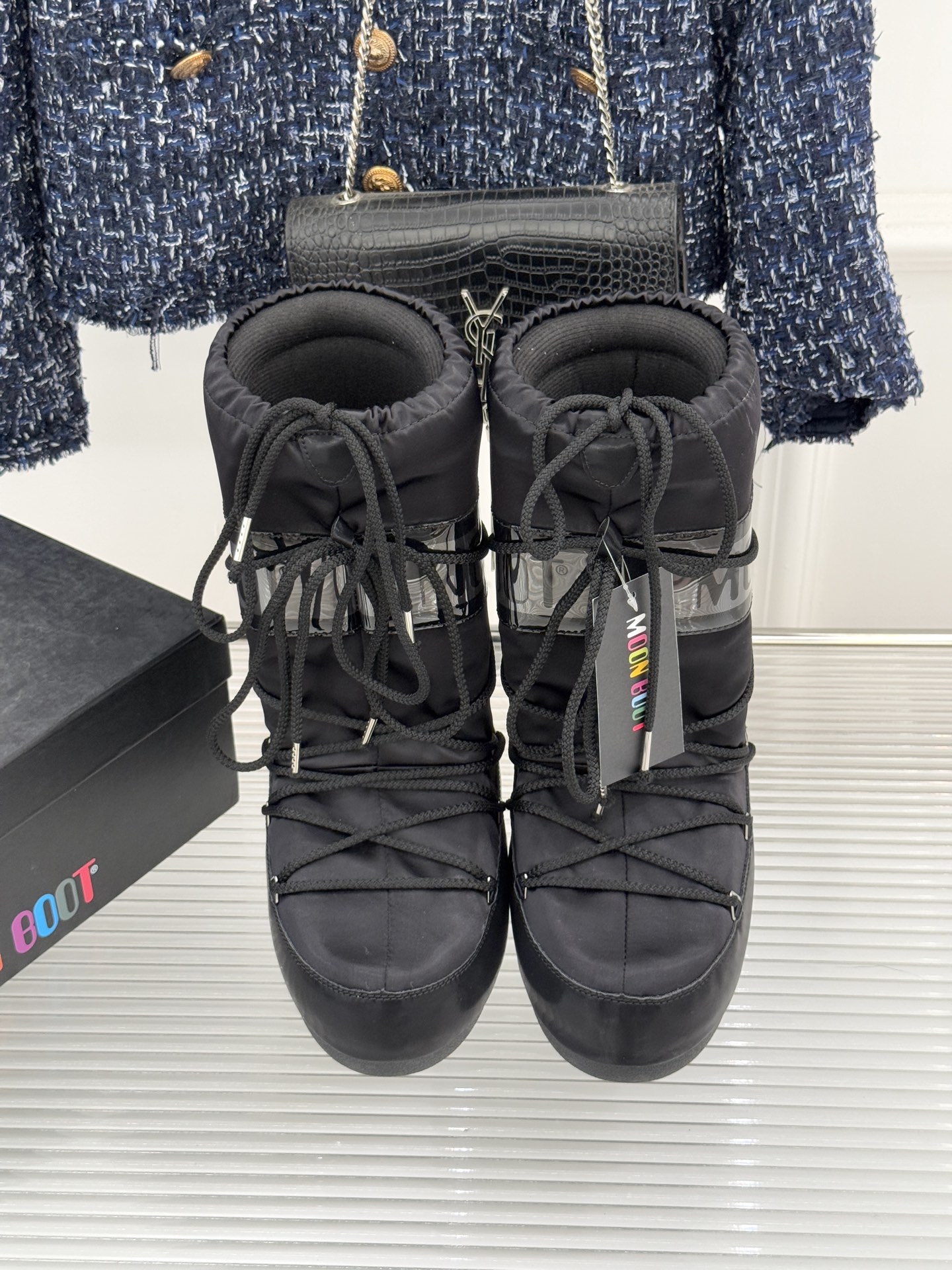 Moon Boot经典爆款滑雪月亮靴雪地靴系列当凛冽寒风裹着碎雪漫过雪原当滑雪道的弧线在纯白天地间延展月