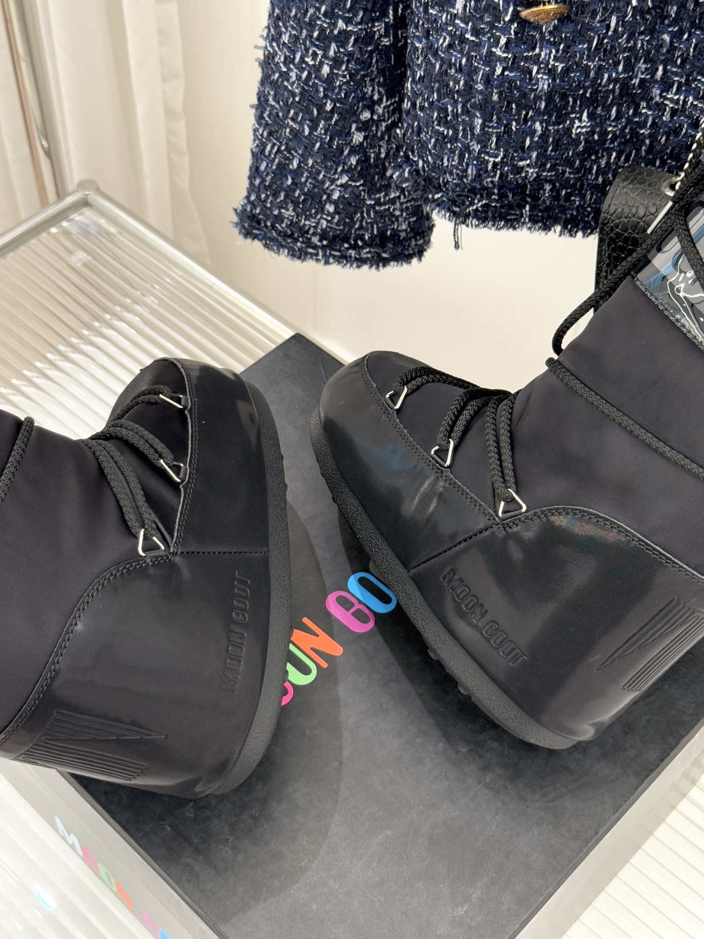 Moon Boot经典爆款滑雪月亮靴雪地靴系列当凛冽寒风裹着碎雪漫过雪原当滑雪道的弧线在纯白天地间延展月