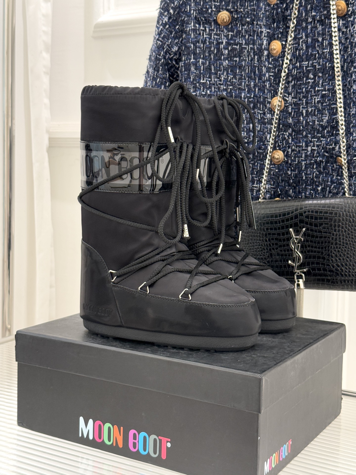 Moon Boot经典爆款滑雪月亮靴雪地靴系列当凛冽寒风裹着碎雪漫过雪原当滑雪道的弧线在纯白天地间延展月