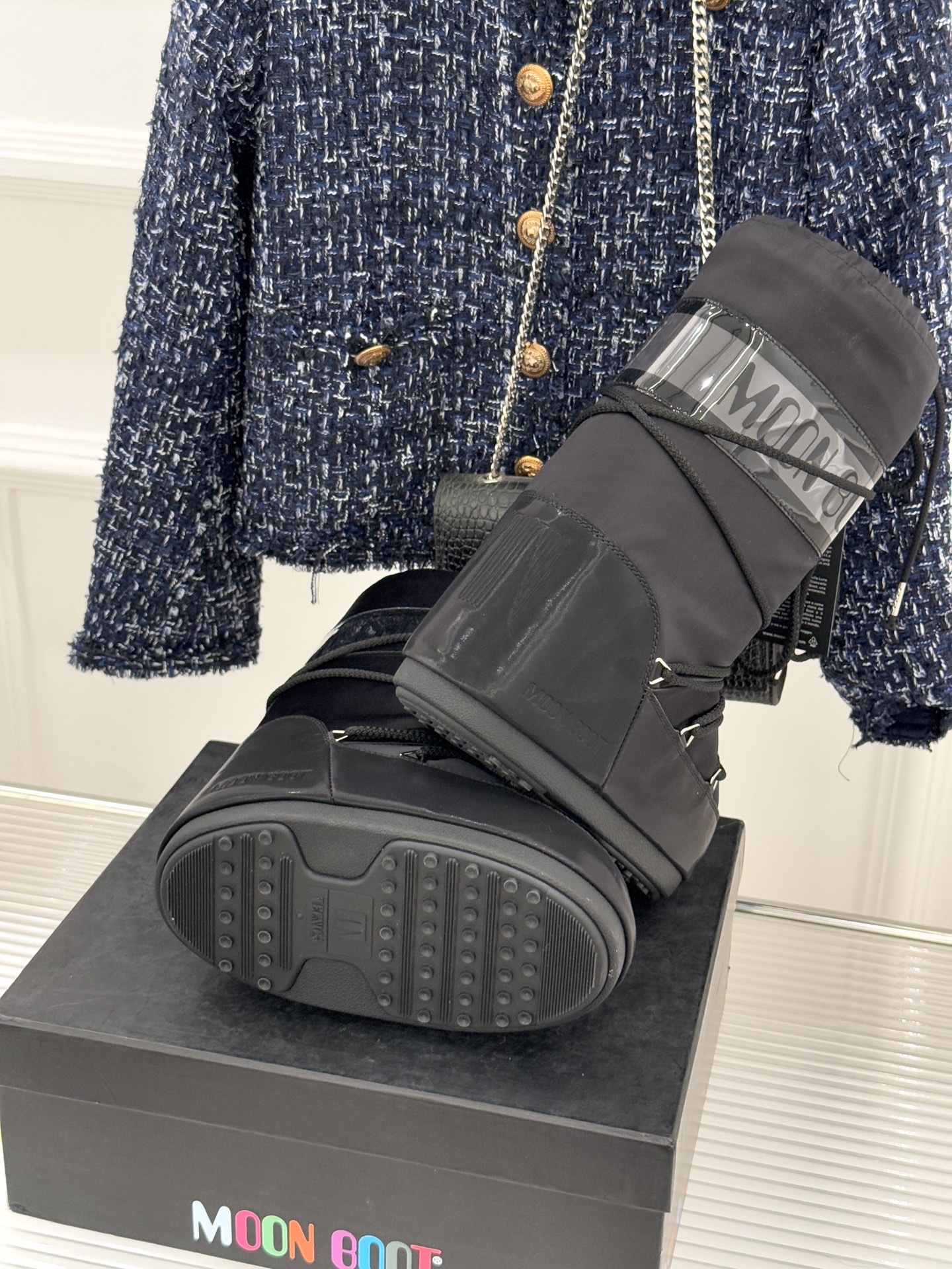 Moon Boot经典爆款滑雪月亮靴雪地靴系列当凛冽寒风裹着碎雪漫过雪原当滑雪道的弧线在纯白天地间延展月