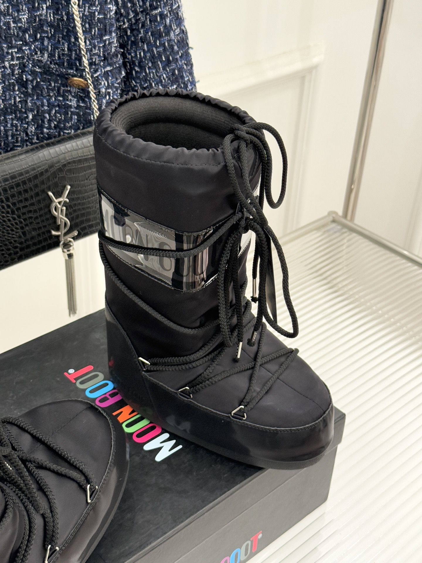 Moon Boot经典爆款滑雪月亮靴雪地靴系列当凛冽寒风裹着碎雪漫过雪原当滑雪道的弧线在纯白天地间延展月