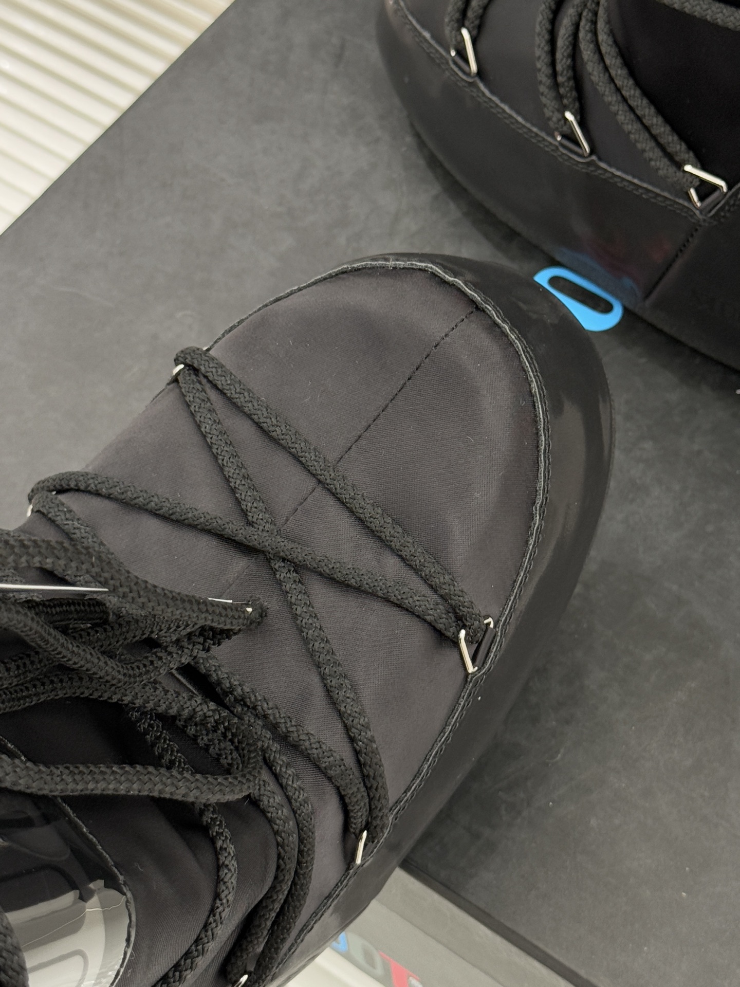 Moon Boot经典爆款滑雪月亮靴雪地靴系列当凛冽寒风裹着碎雪漫过雪原当滑雪道的弧线在纯白天地间延展月