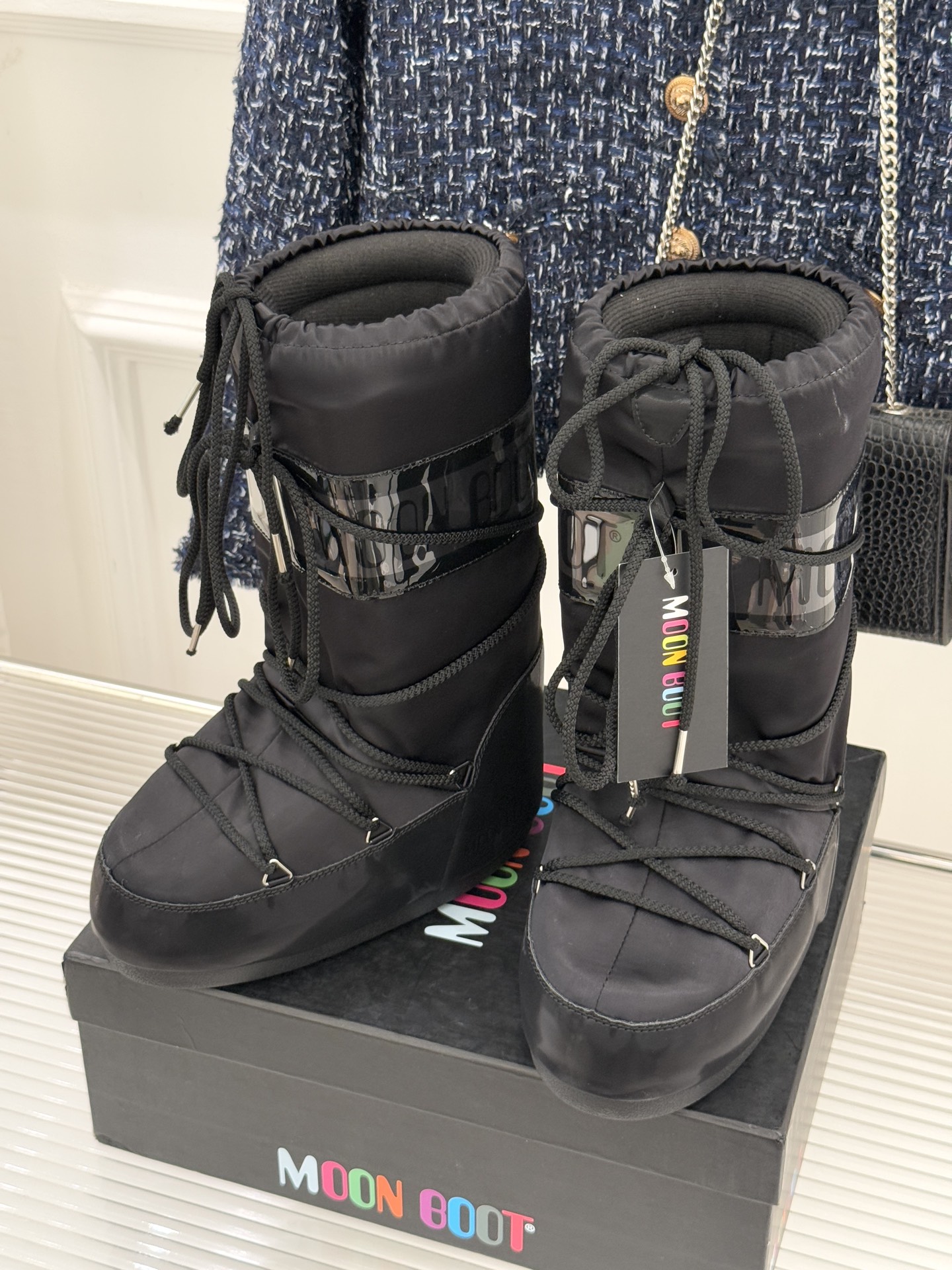 Moon Boot经典爆款滑雪月亮靴雪地靴系列当凛冽寒风裹着碎雪漫过雪原当滑雪道的弧线在纯白天地间延展月