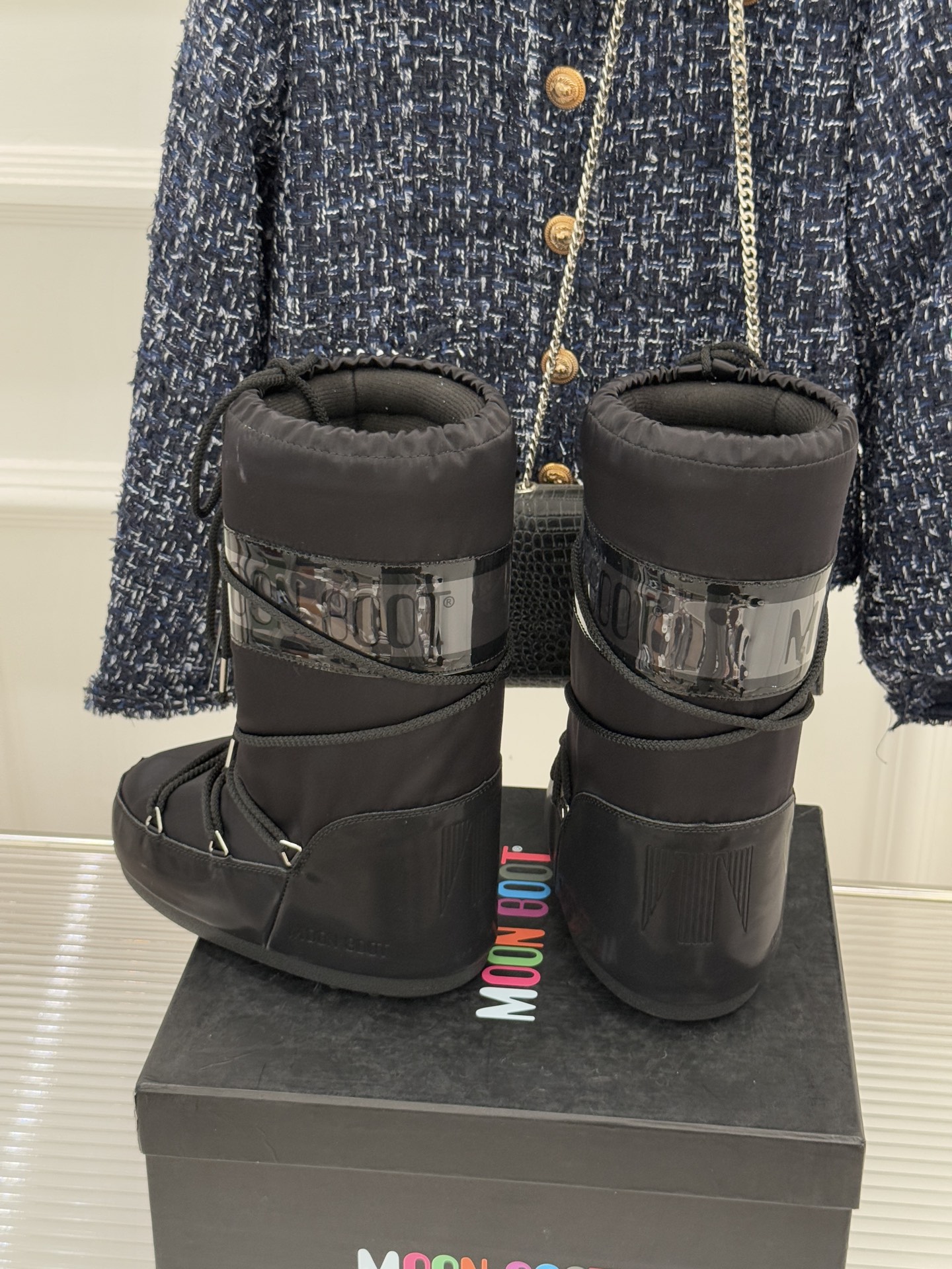 Moon Boot经典爆款滑雪月亮靴雪地靴系列当凛冽寒风裹着碎雪漫过雪原当滑雪道的弧线在纯白天地间延展月
