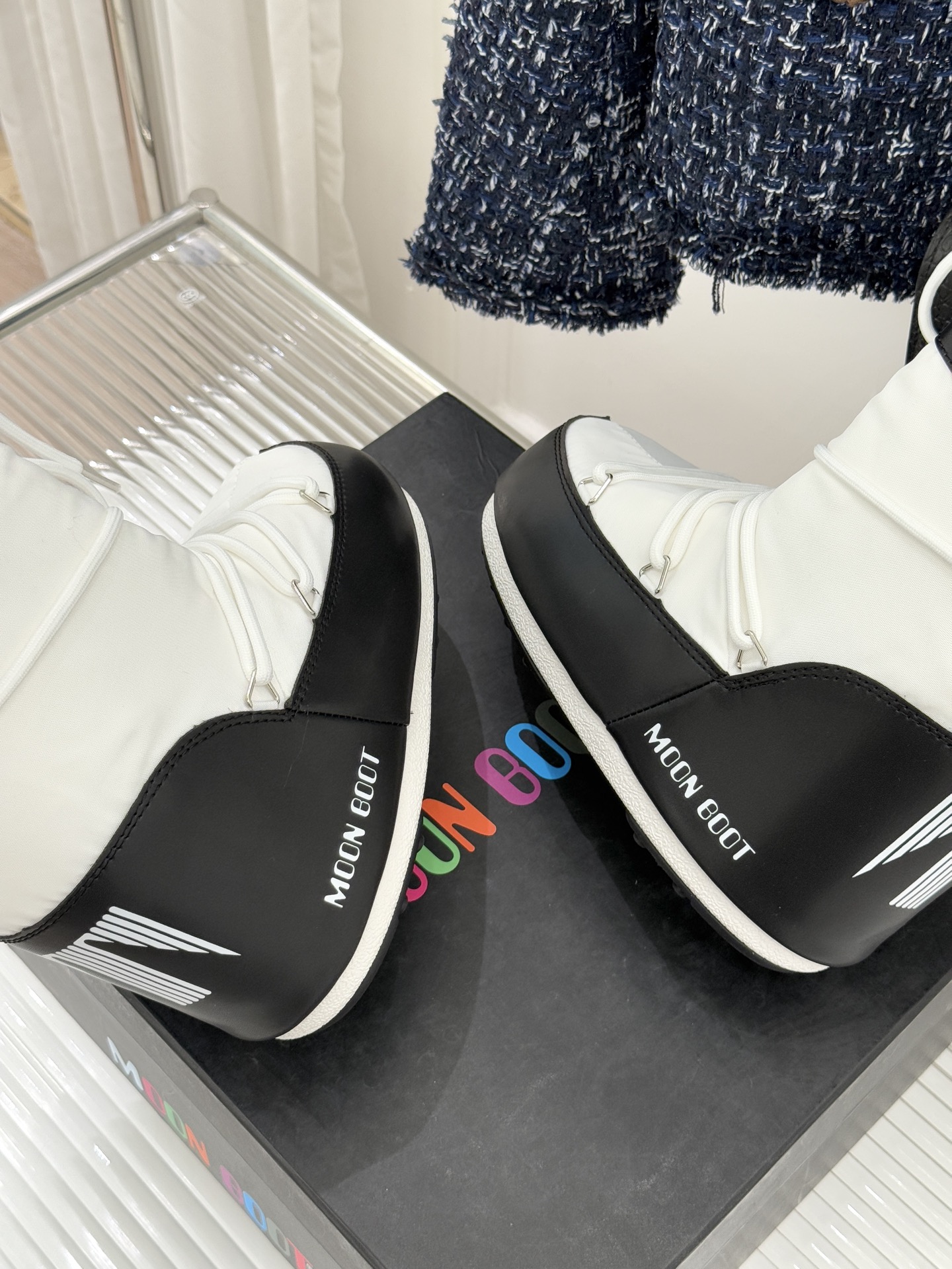 Moon Boot经典爆款滑雪月亮靴雪地靴系列当凛冽寒风裹着碎雪漫过雪原当滑雪道的弧线在纯白天地间延展月