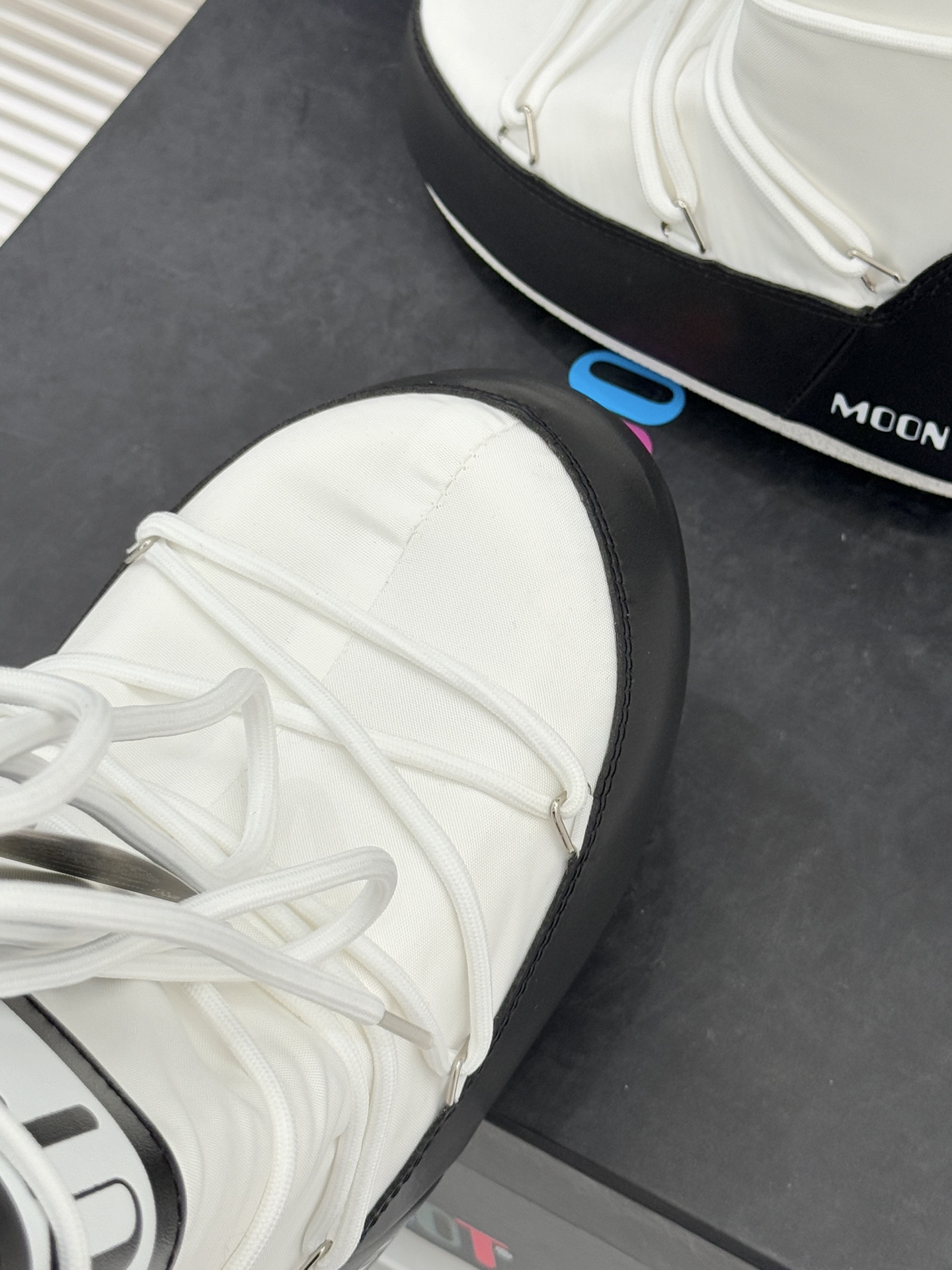 Moon Boot经典爆款滑雪月亮靴雪地靴系列当凛冽寒风裹着碎雪漫过雪原当滑雪道的弧线在纯白天地间延展月