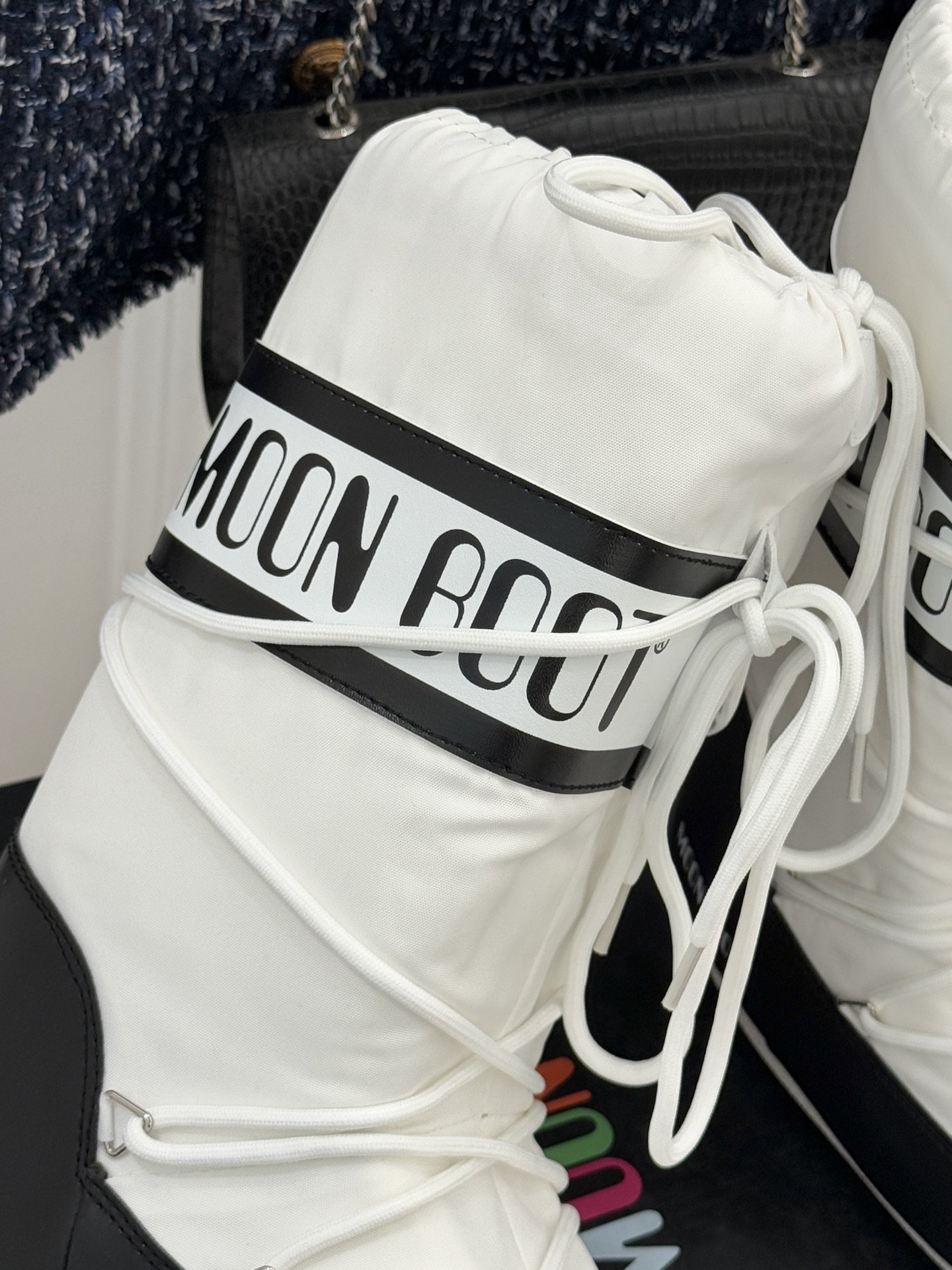 Moon Boot经典爆款滑雪月亮靴雪地靴系列当凛冽寒风裹着碎雪漫过雪原当滑雪道的弧线在纯白天地间延展月