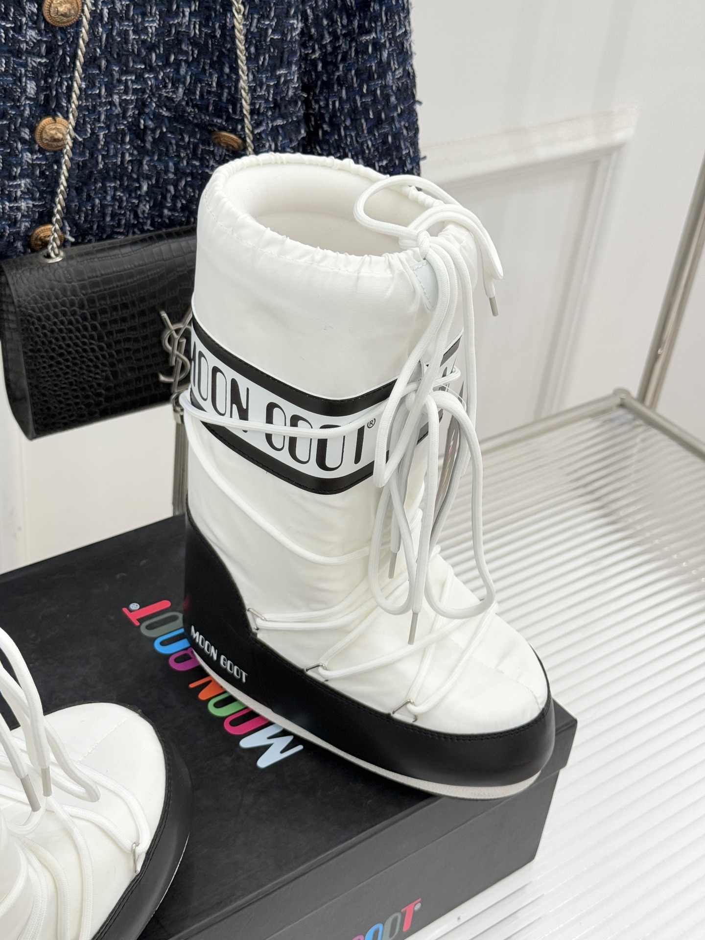 Moon Boot经典爆款滑雪月亮靴雪地靴系列当凛冽寒风裹着碎雪漫过雪原当滑雪道的弧线在纯白天地间延展月