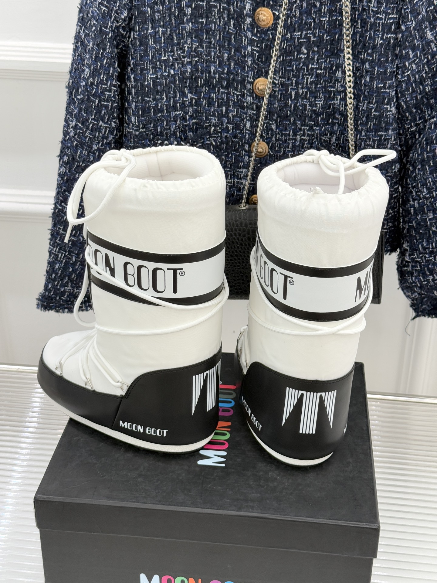 Moon Boot经典爆款滑雪月亮靴雪地靴系列当凛冽寒风裹着碎雪漫过雪原当滑雪道的弧线在纯白天地间延展月