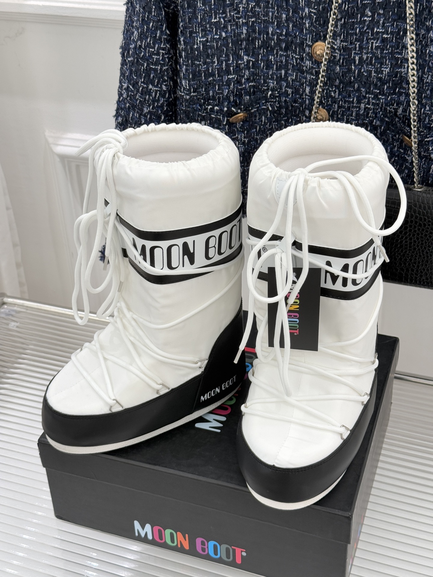 Moon Boot经典爆款滑雪月亮靴雪地靴系列当凛冽寒风裹着碎雪漫过雪原当滑雪道的弧线在纯白天地间延展月