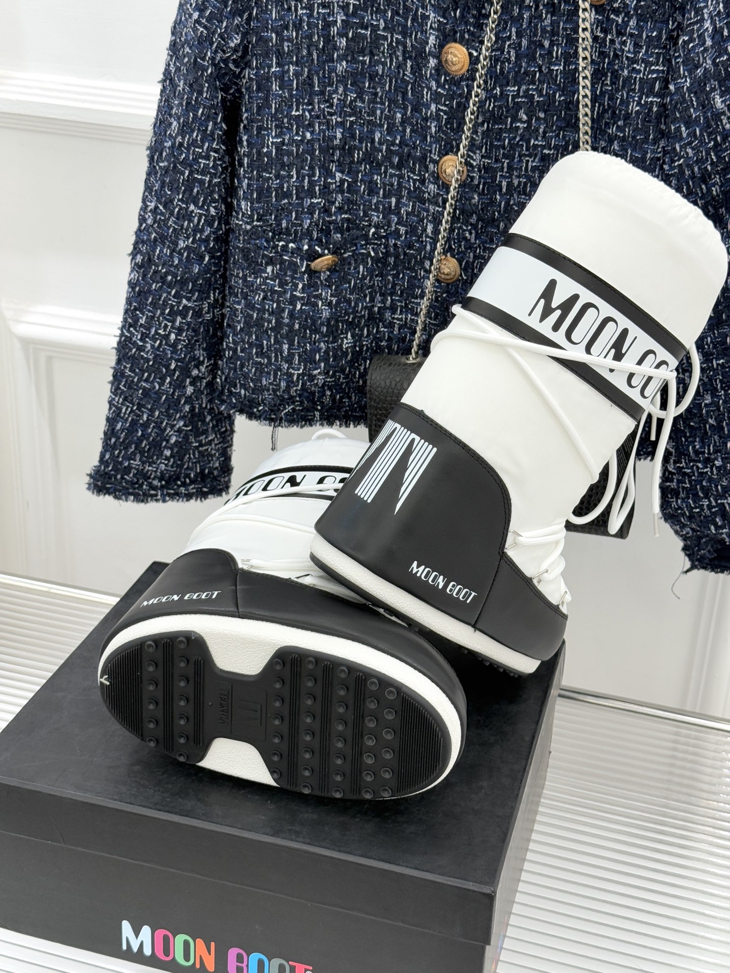 Moon Boot经典爆款滑雪月亮靴雪地靴系列当凛冽寒风裹着碎雪漫过雪原当滑雪道的弧线在纯白天地间延展月