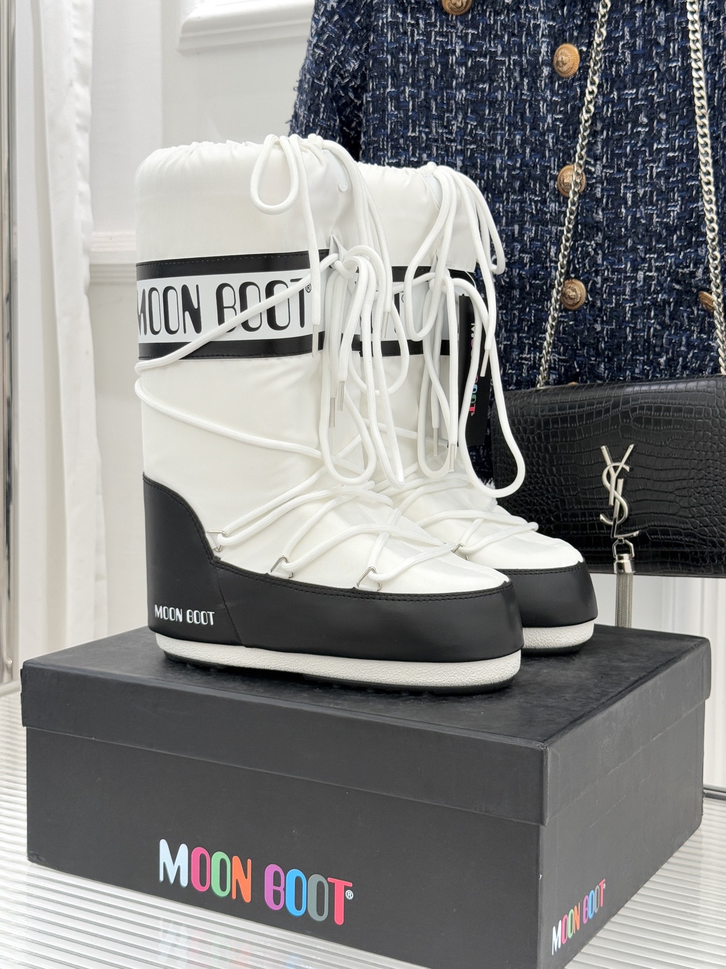 Moon Boot经典爆款滑雪月亮靴雪地靴系列当凛冽寒风裹着碎雪漫过雪原当滑雪道的弧线在纯白天地间延展月