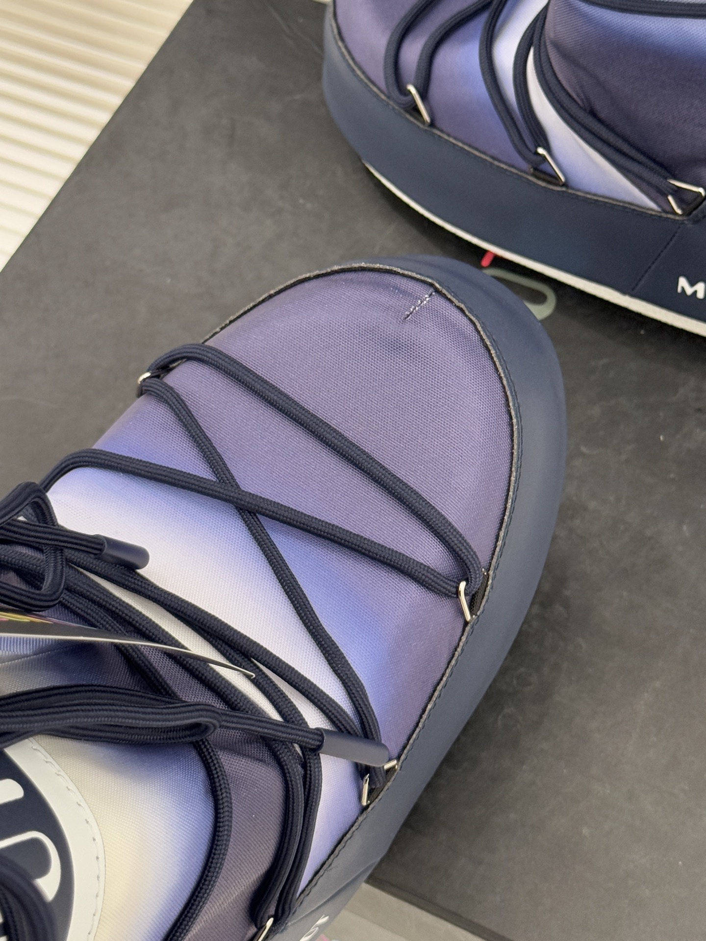 Moon Boot经典爆款滑雪月亮靴雪地靴系列当凛冽寒风裹着碎雪漫过雪原当滑雪道的弧线在纯白天地间延展月