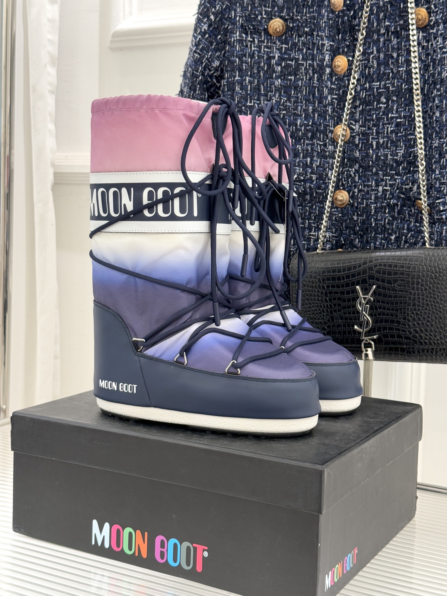 Moon Boot经典爆款滑雪月亮靴雪地靴系列当凛冽寒风裹着碎雪漫过雪原当滑雪道的弧线在纯白天地间延展月