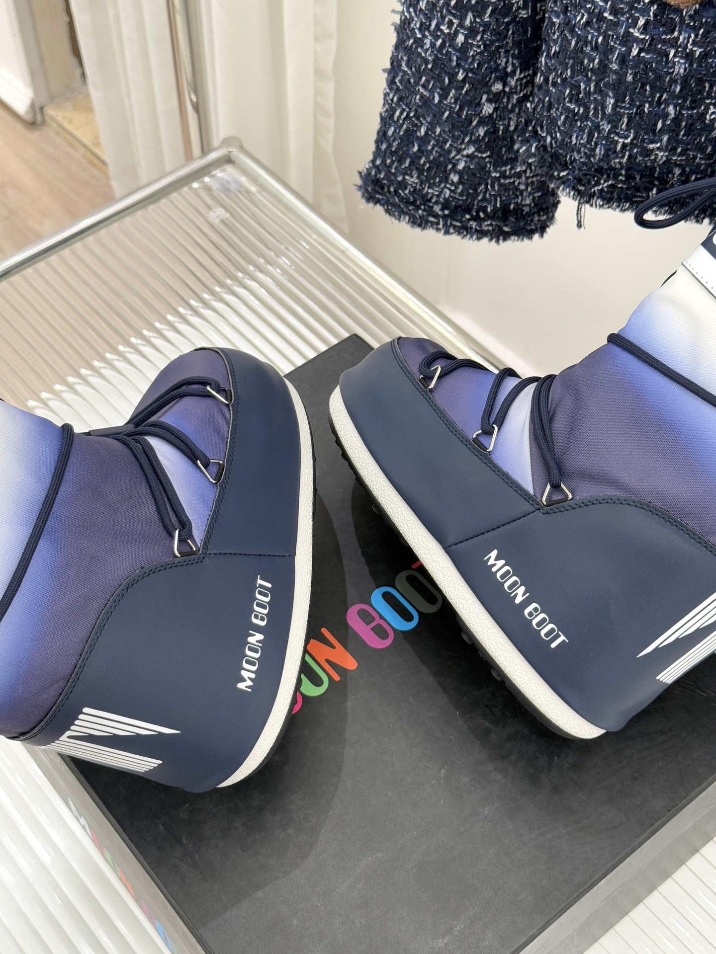 Moon Boot经典爆款滑雪月亮靴雪地靴系列当凛冽寒风裹着碎雪漫过雪原当滑雪道的弧线在纯白天地间延展月