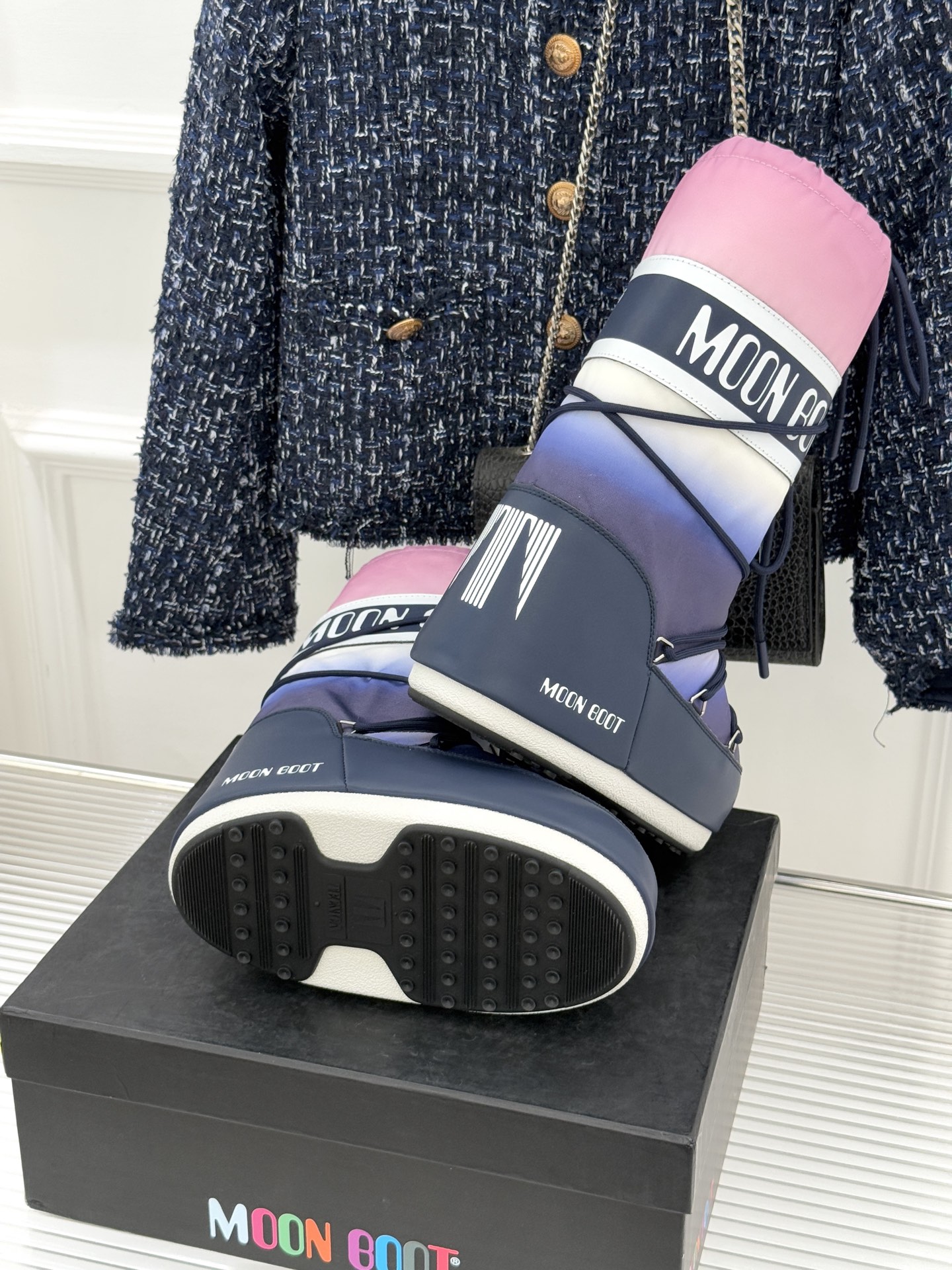 Moon Boot经典爆款滑雪月亮靴雪地靴系列当凛冽寒风裹着碎雪漫过雪原当滑雪道的弧线在纯白天地间延展月