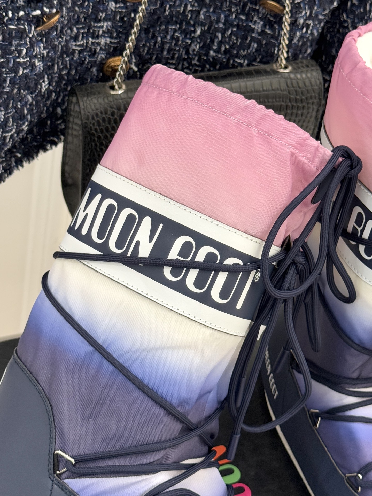 Moon Boot经典爆款滑雪月亮靴雪地靴系列当凛冽寒风裹着碎雪漫过雪原当滑雪道的弧线在纯白天地间延展月