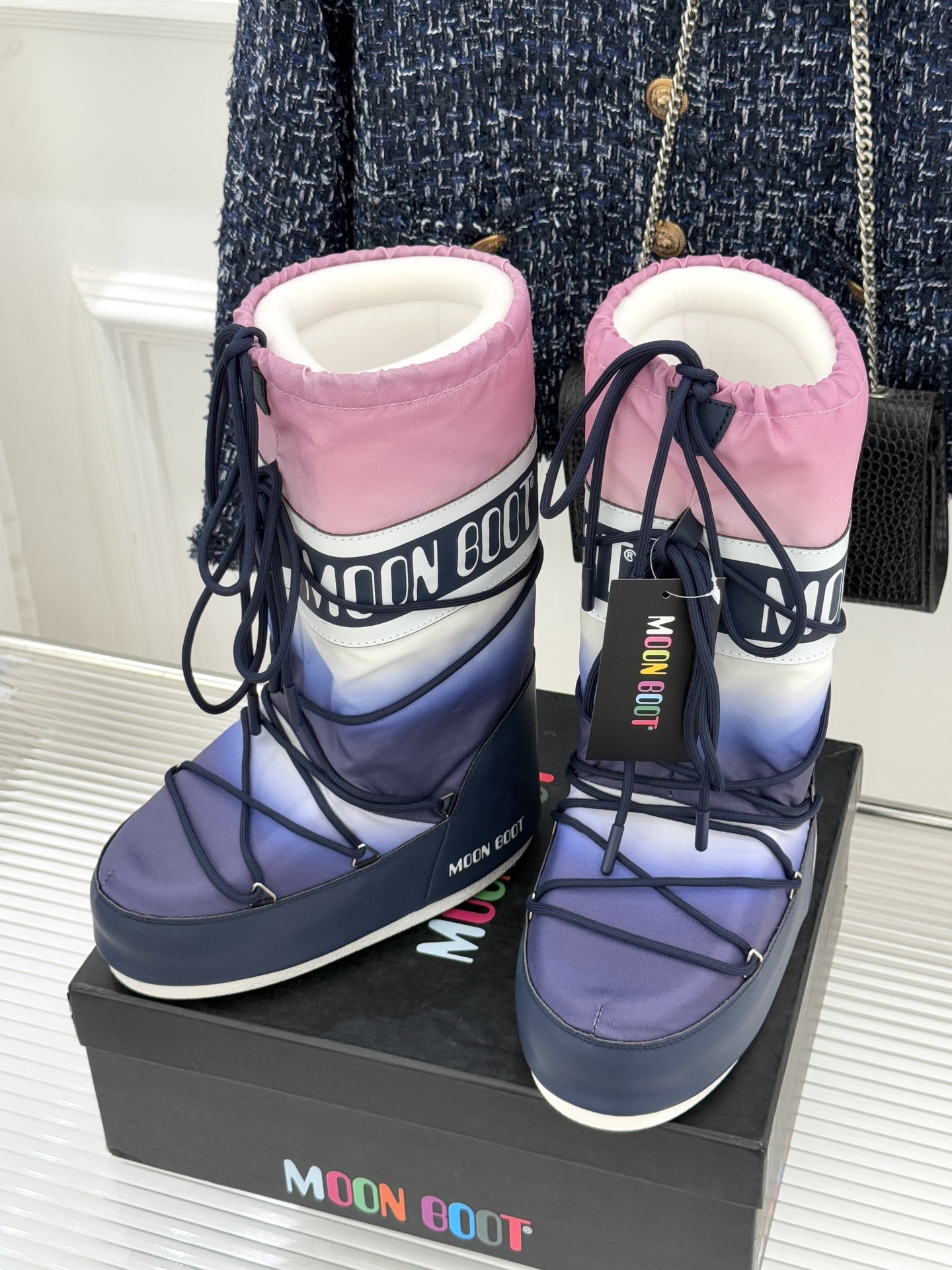 Moon Boot经典爆款滑雪月亮靴雪地靴系列当凛冽寒风裹着碎雪漫过雪原当滑雪道的弧线在纯白天地间延展月