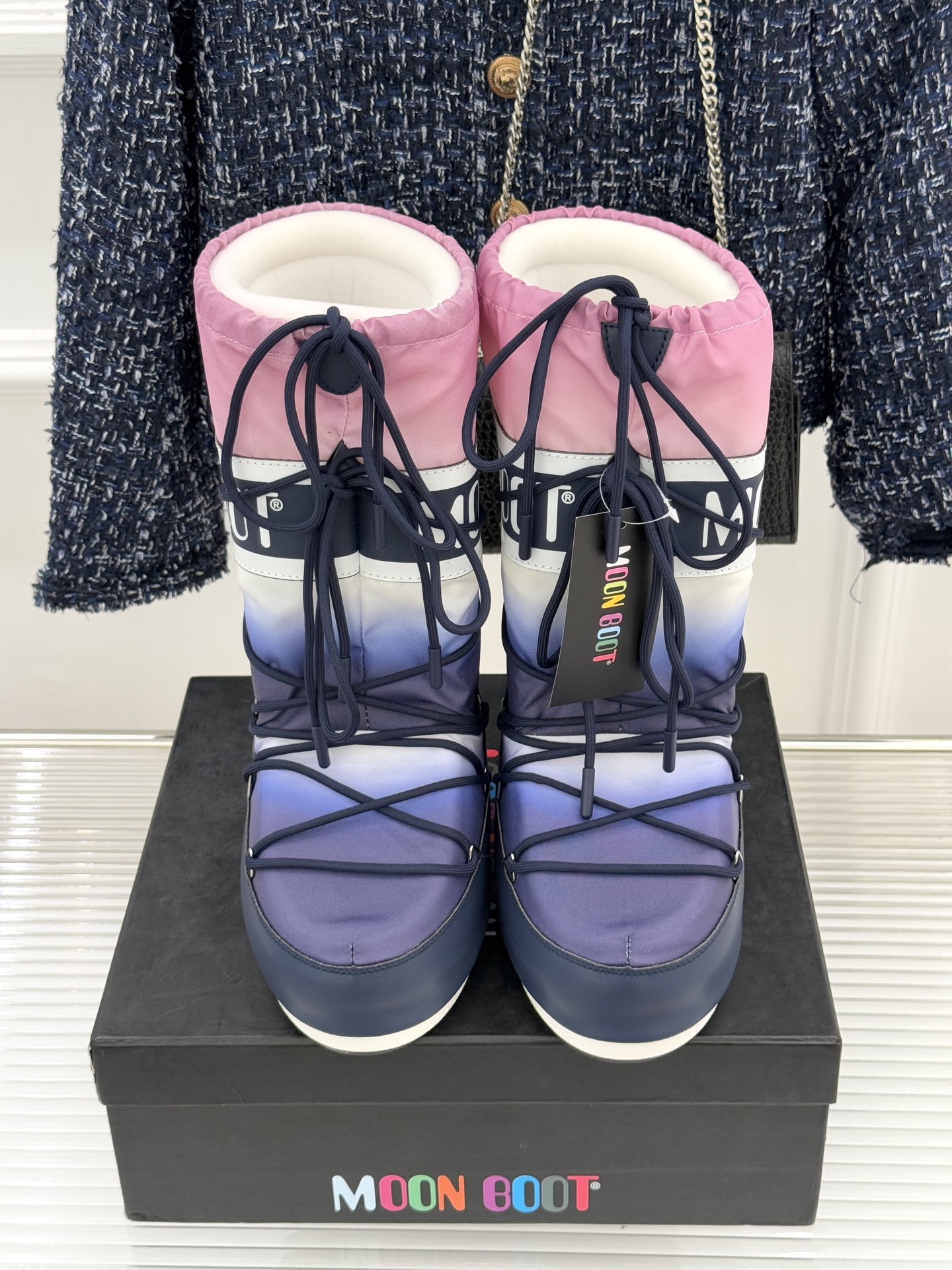 Moon Boot经典爆款滑雪月亮靴雪地靴系列当凛冽寒风裹着碎雪漫过雪原当滑雪道的弧线在纯白天地间延展月