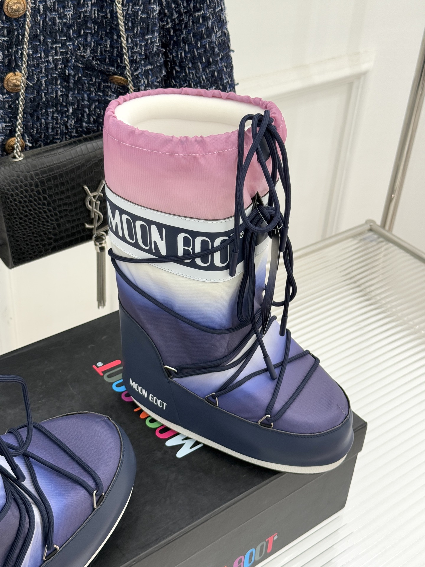 Moon Boot经典爆款滑雪月亮靴雪地靴系列当凛冽寒风裹着碎雪漫过雪原当滑雪道的弧线在纯白天地间延展月