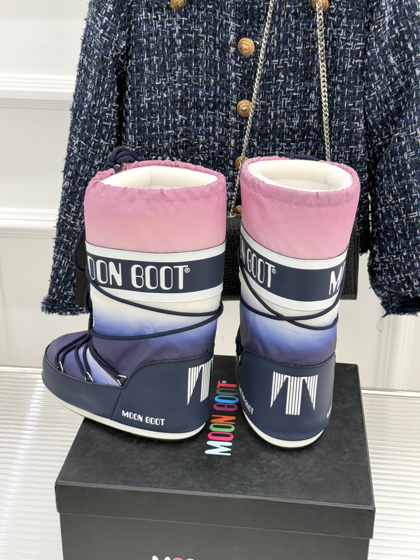 Moon Boot经典爆款滑雪月亮靴雪地靴系列当凛冽寒风裹着碎雪漫过雪原当滑雪道的弧线在纯白天地间延展月