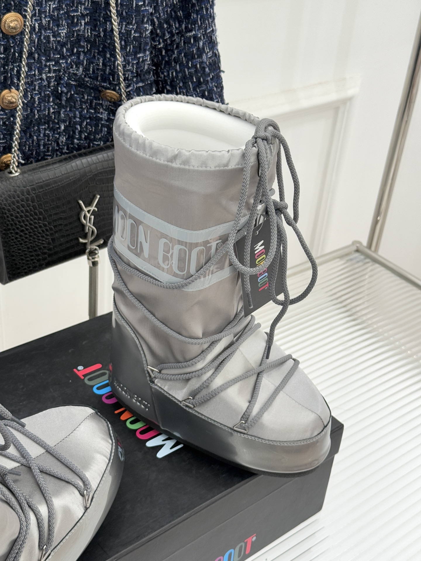 Moon Boot经典爆款滑雪月亮靴雪地靴系列当凛冽寒风裹着碎雪漫过雪原当滑雪道的弧线在纯白天地间延展月