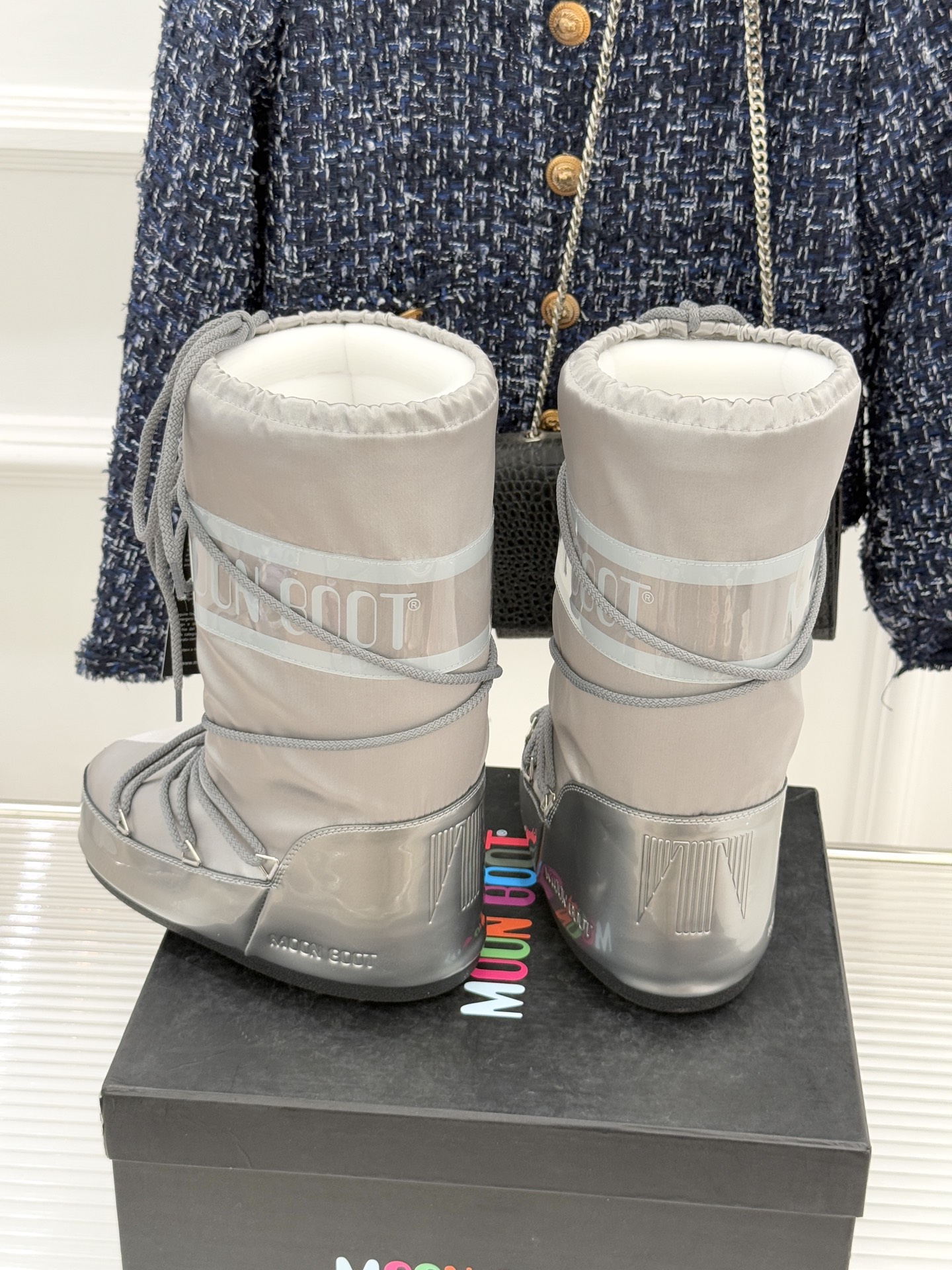 Moon Boot经典爆款滑雪月亮靴雪地靴系列当凛冽寒风裹着碎雪漫过雪原当滑雪道的弧线在纯白天地间延展月