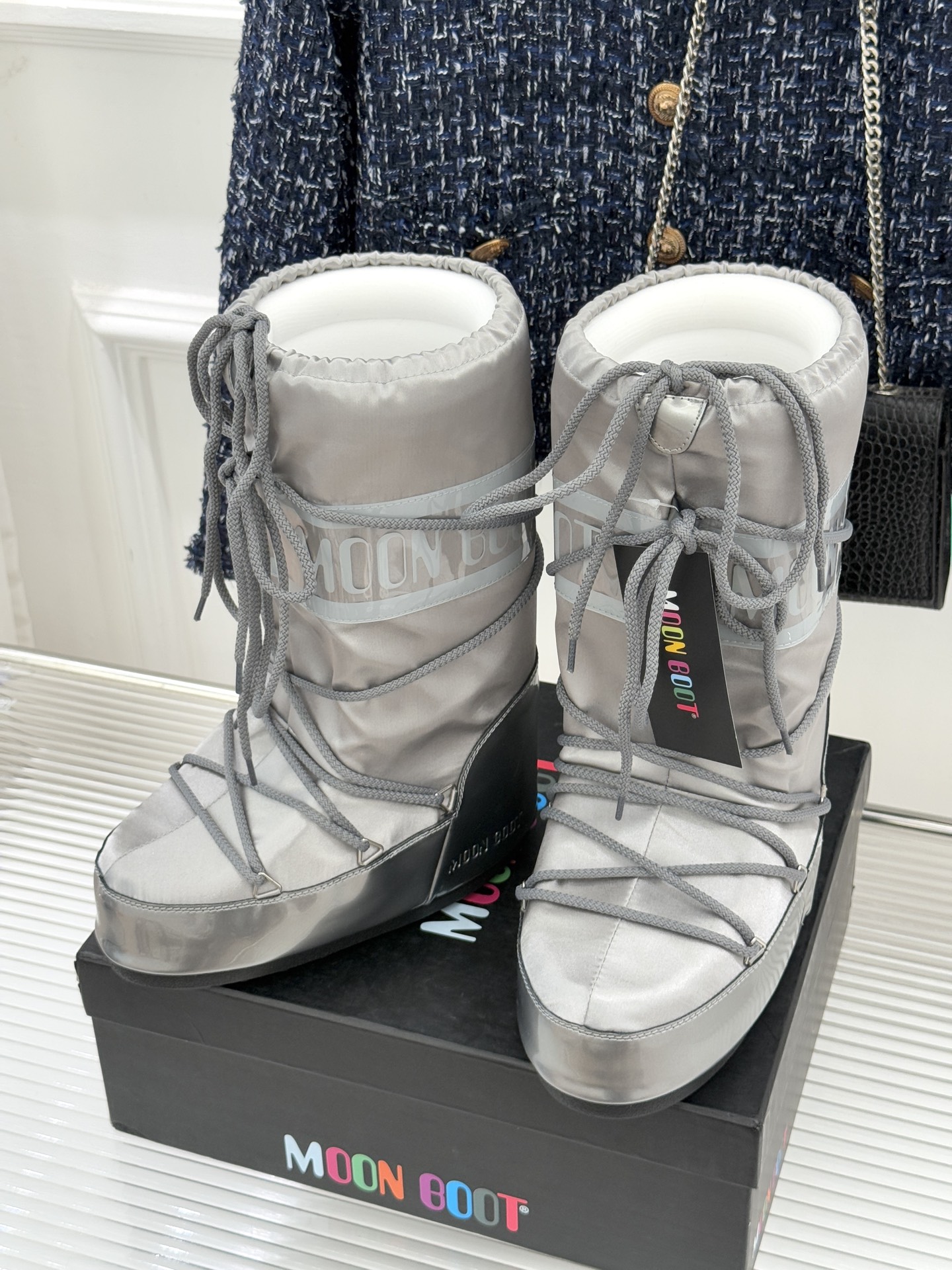 Moon Boot经典爆款滑雪月亮靴雪地靴系列当凛冽寒风裹着碎雪漫过雪原当滑雪道的弧线在纯白天地间延展月