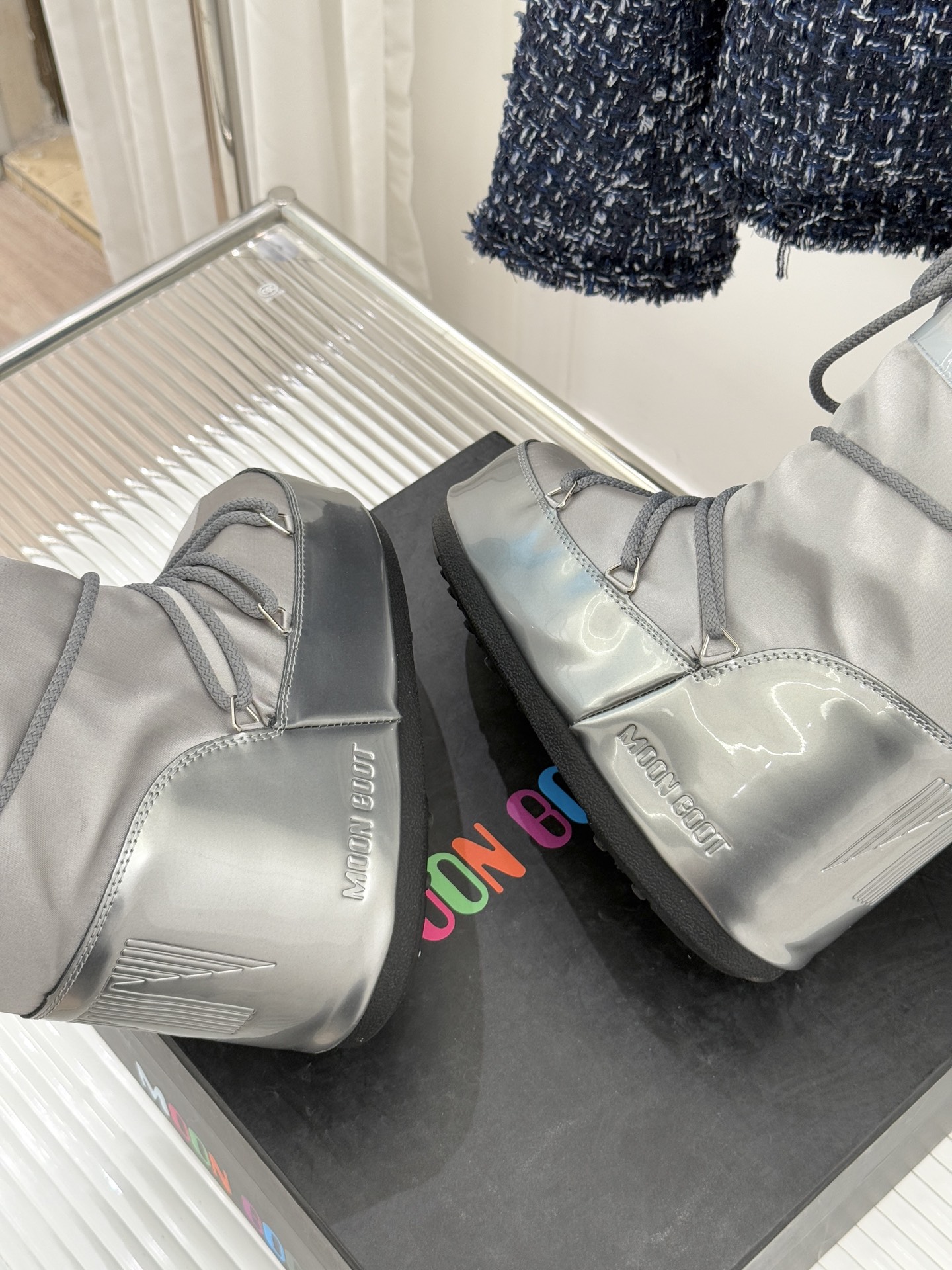 Moon Boot经典爆款滑雪月亮靴雪地靴系列当凛冽寒风裹着碎雪漫过雪原当滑雪道的弧线在纯白天地间延展月