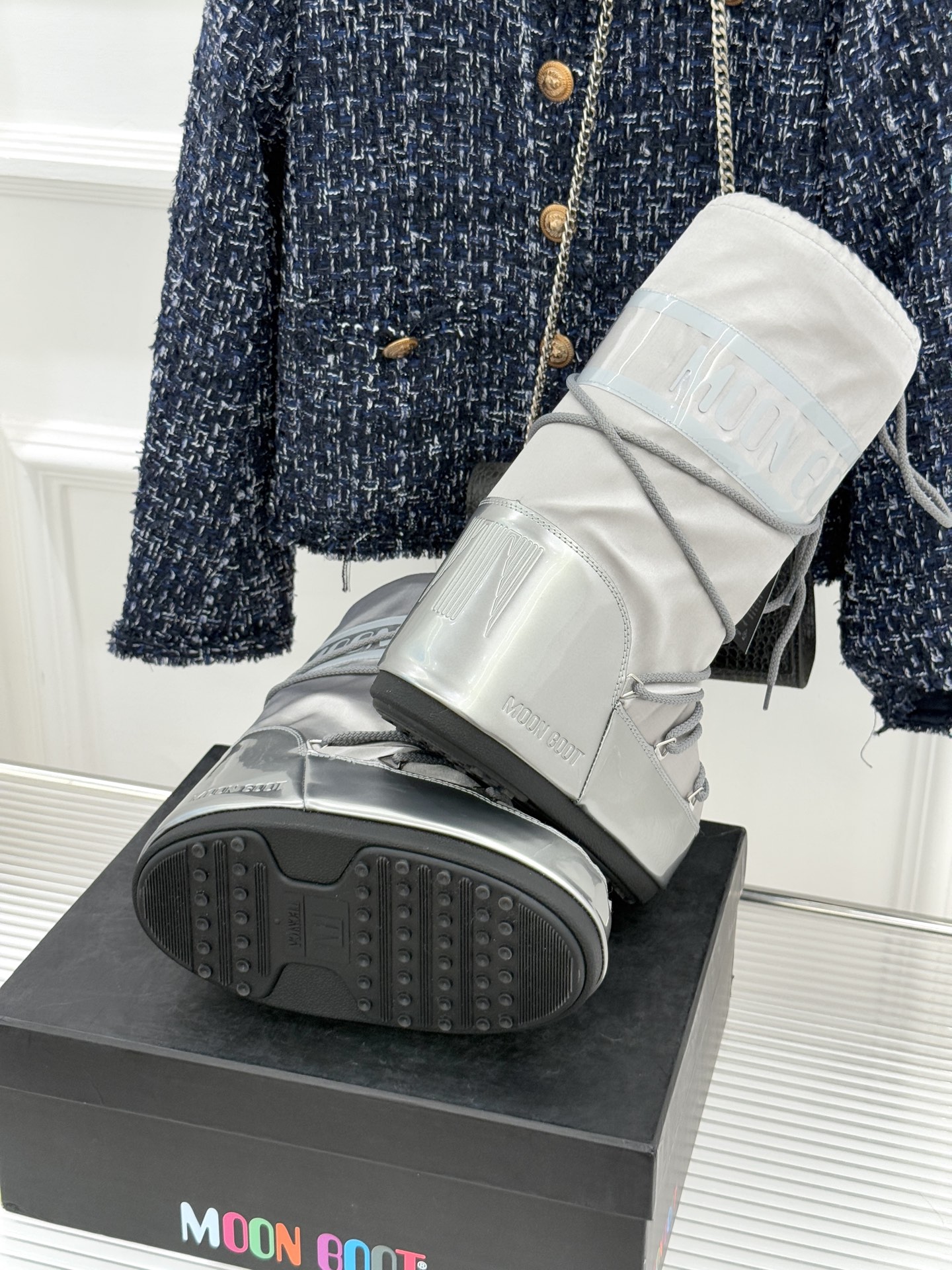 Moon Boot经典爆款滑雪月亮靴雪地靴系列当凛冽寒风裹着碎雪漫过雪原当滑雪道的弧线在纯白天地间延展月