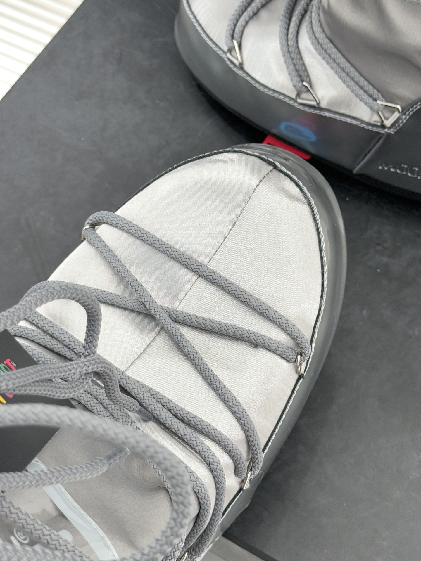 Moon Boot经典爆款滑雪月亮靴雪地靴系列当凛冽寒风裹着碎雪漫过雪原当滑雪道的弧线在纯白天地间延展月