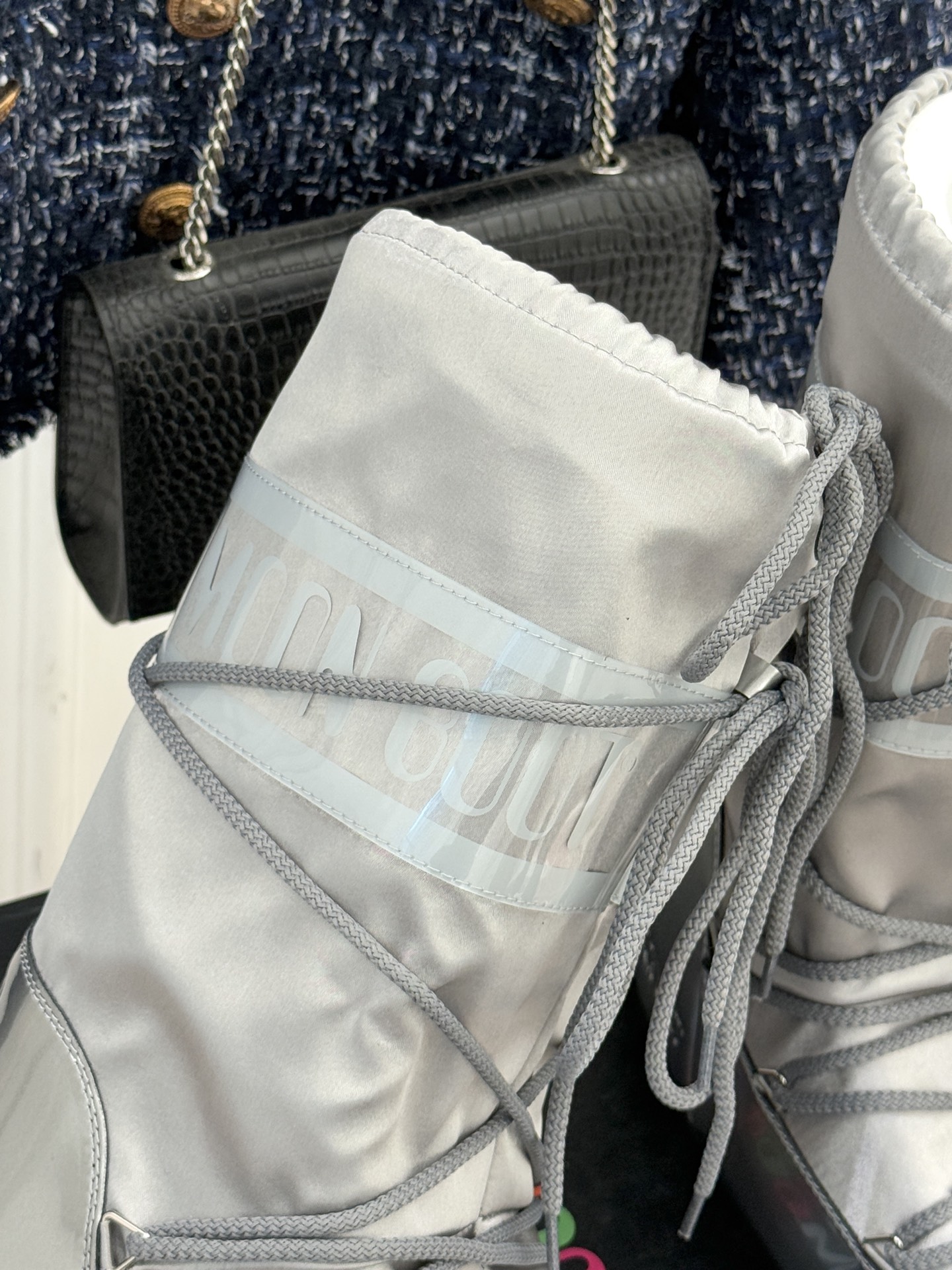 Moon Boot经典爆款滑雪月亮靴雪地靴系列当凛冽寒风裹着碎雪漫过雪原当滑雪道的弧线在纯白天地间延展月