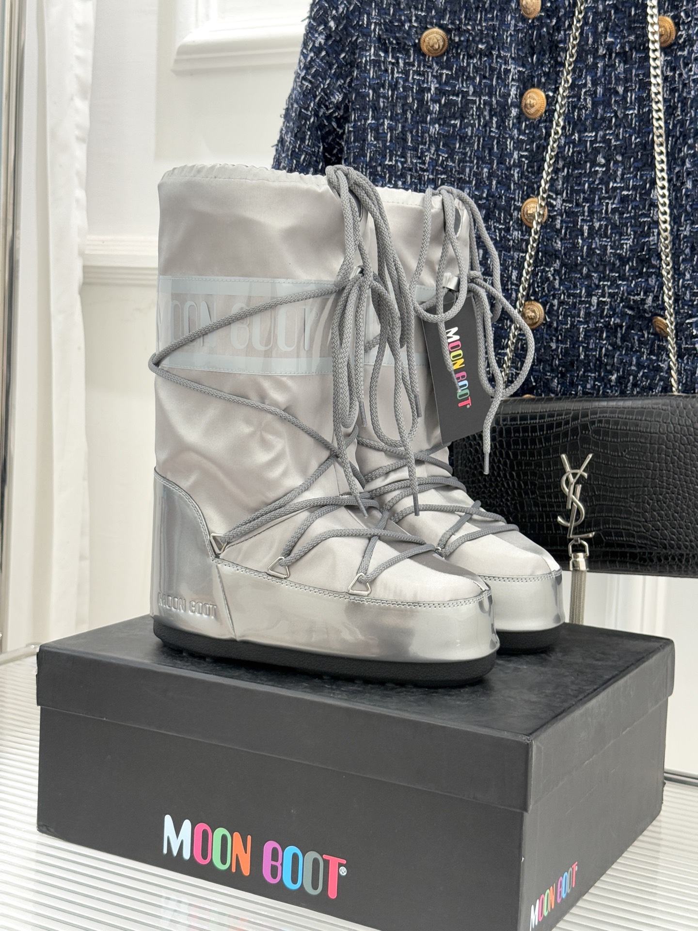 Moon Boot经典爆款滑雪月亮靴雪地靴系列当凛冽寒风裹着碎雪漫过雪原当滑雪道的弧线在纯白天地间延展月