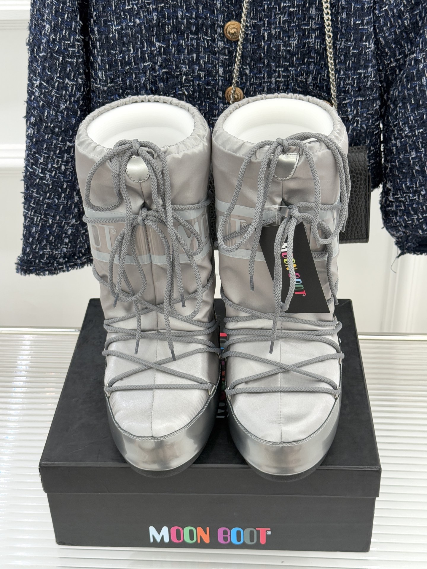 Moon Boot经典爆款滑雪月亮靴雪地靴系列当凛冽寒风裹着碎雪漫过雪原当滑雪道的弧线在纯白天地间延展月