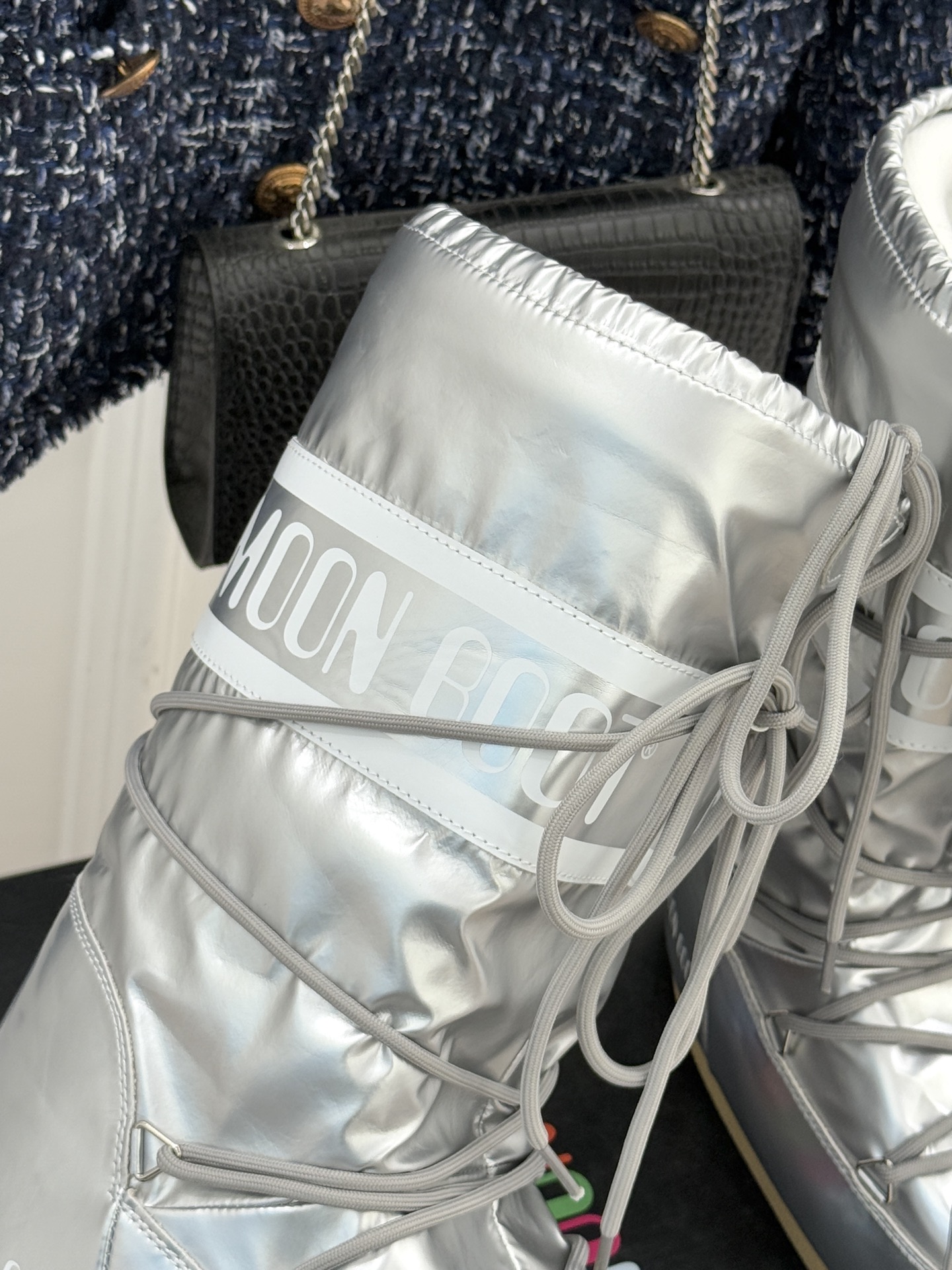 Moon Boot经典爆款滑雪月亮靴雪地靴系列当凛冽寒风裹着碎雪漫过雪原当滑雪道的弧线在纯白天地间延展月