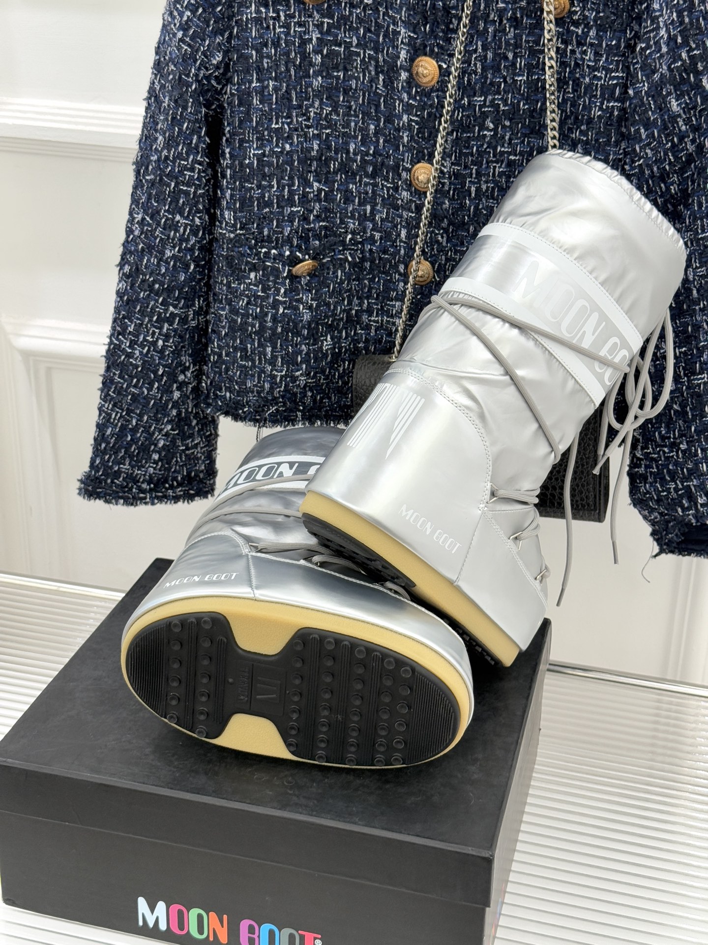 Moon Boot经典爆款滑雪月亮靴雪地靴系列当凛冽寒风裹着碎雪漫过雪原当滑雪道的弧线在纯白天地间延展月