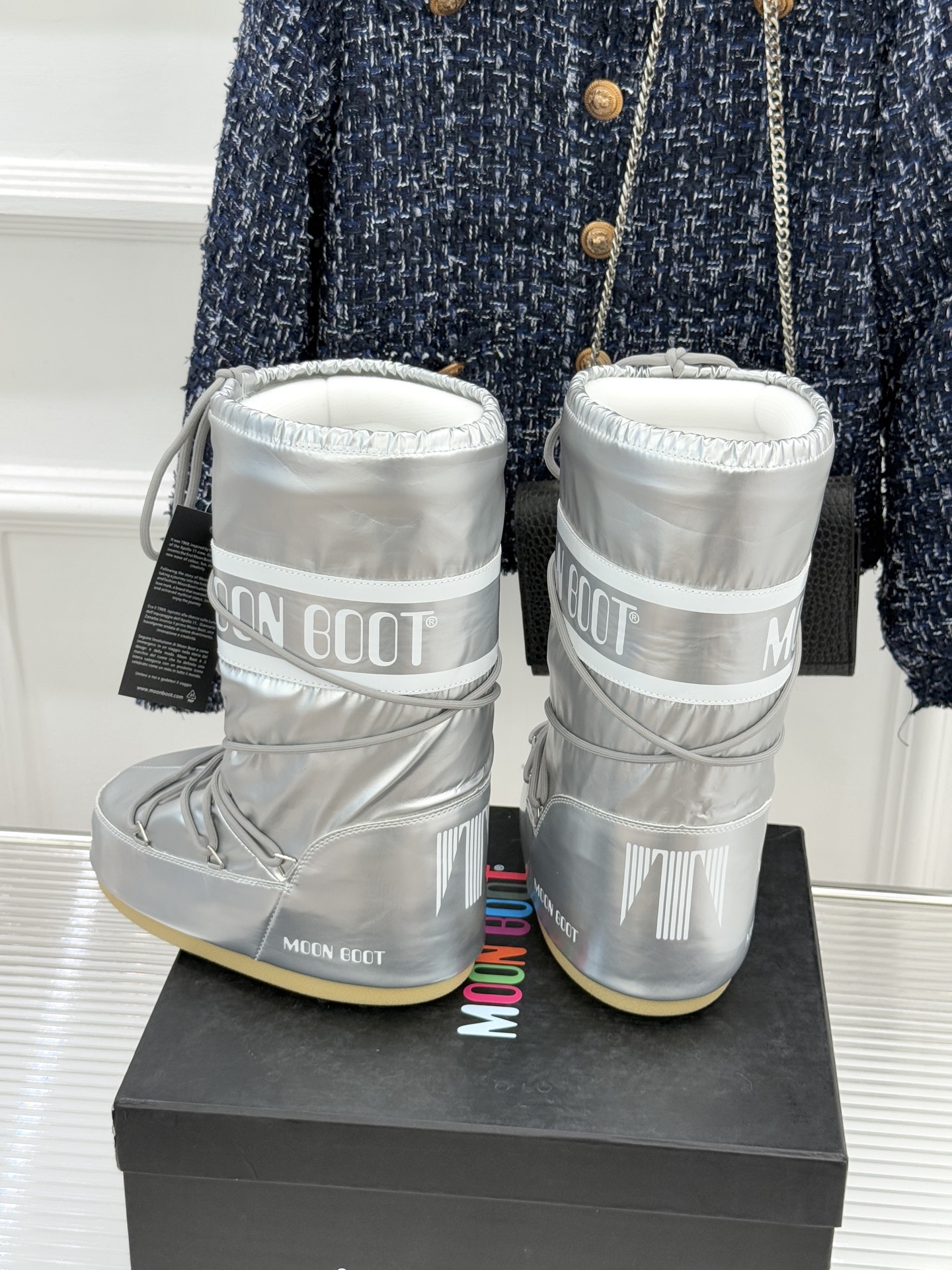 Moon Boot经典爆款滑雪月亮靴雪地靴系列当凛冽寒风裹着碎雪漫过雪原当滑雪道的弧线在纯白天地间延展月