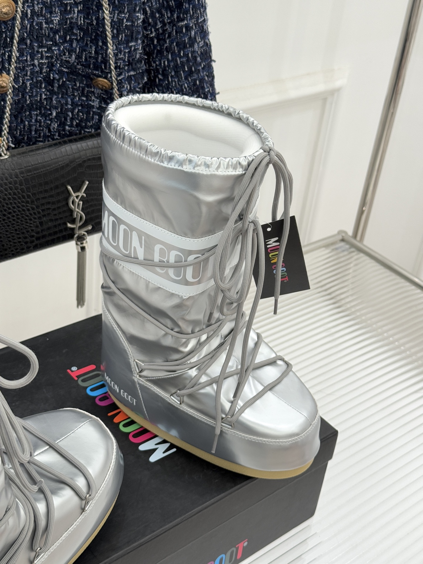 Moon Boot经典爆款滑雪月亮靴雪地靴系列当凛冽寒风裹着碎雪漫过雪原当滑雪道的弧线在纯白天地间延展月