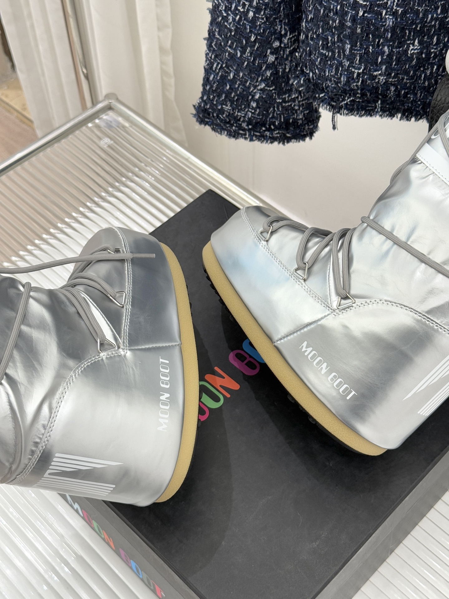 Moon Boot经典爆款滑雪月亮靴雪地靴系列当凛冽寒风裹着碎雪漫过雪原当滑雪道的弧线在纯白天地间延展月