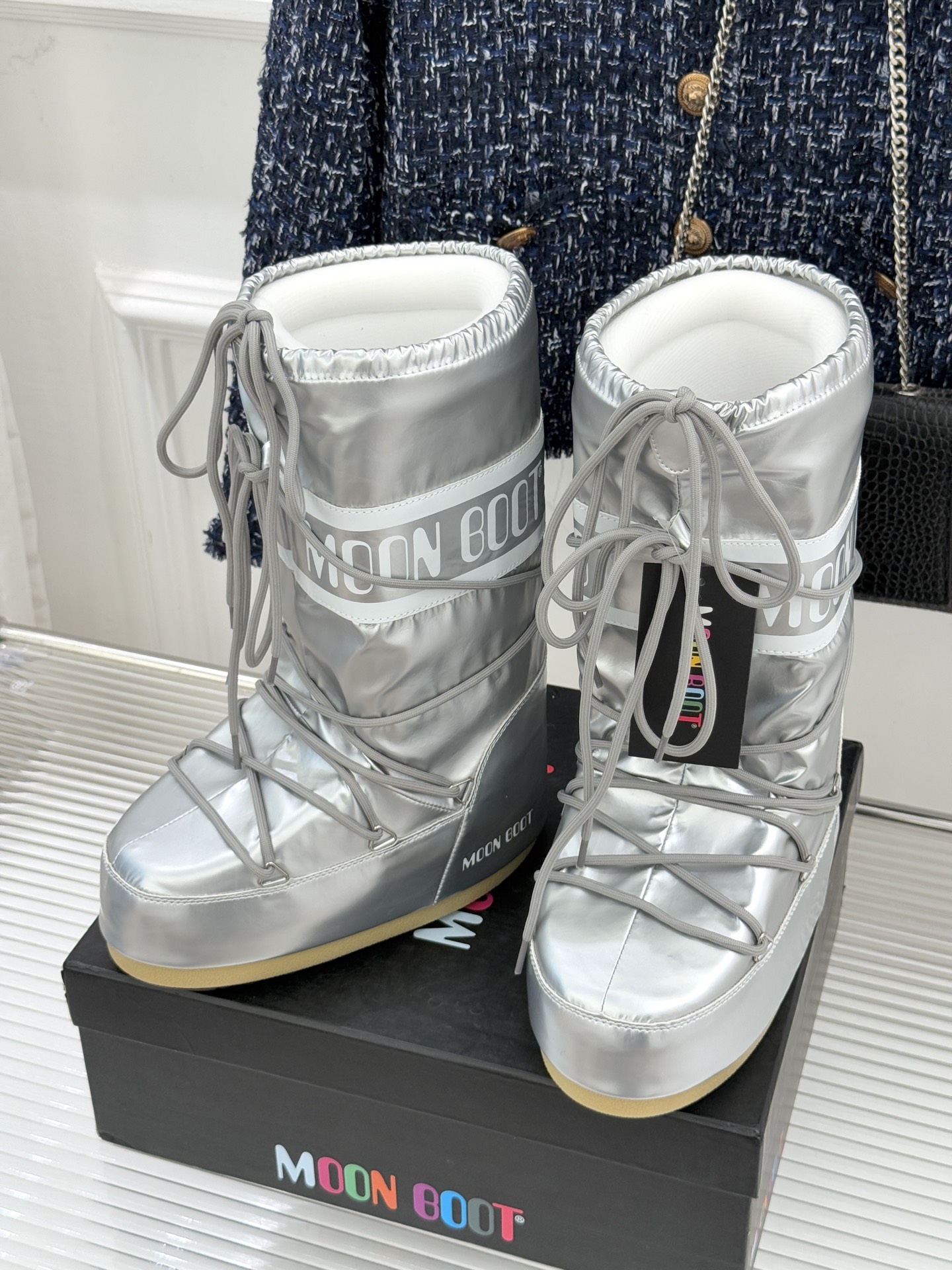 Moon Boot经典爆款滑雪月亮靴雪地靴系列当凛冽寒风裹着碎雪漫过雪原当滑雪道的弧线在纯白天地间延展月