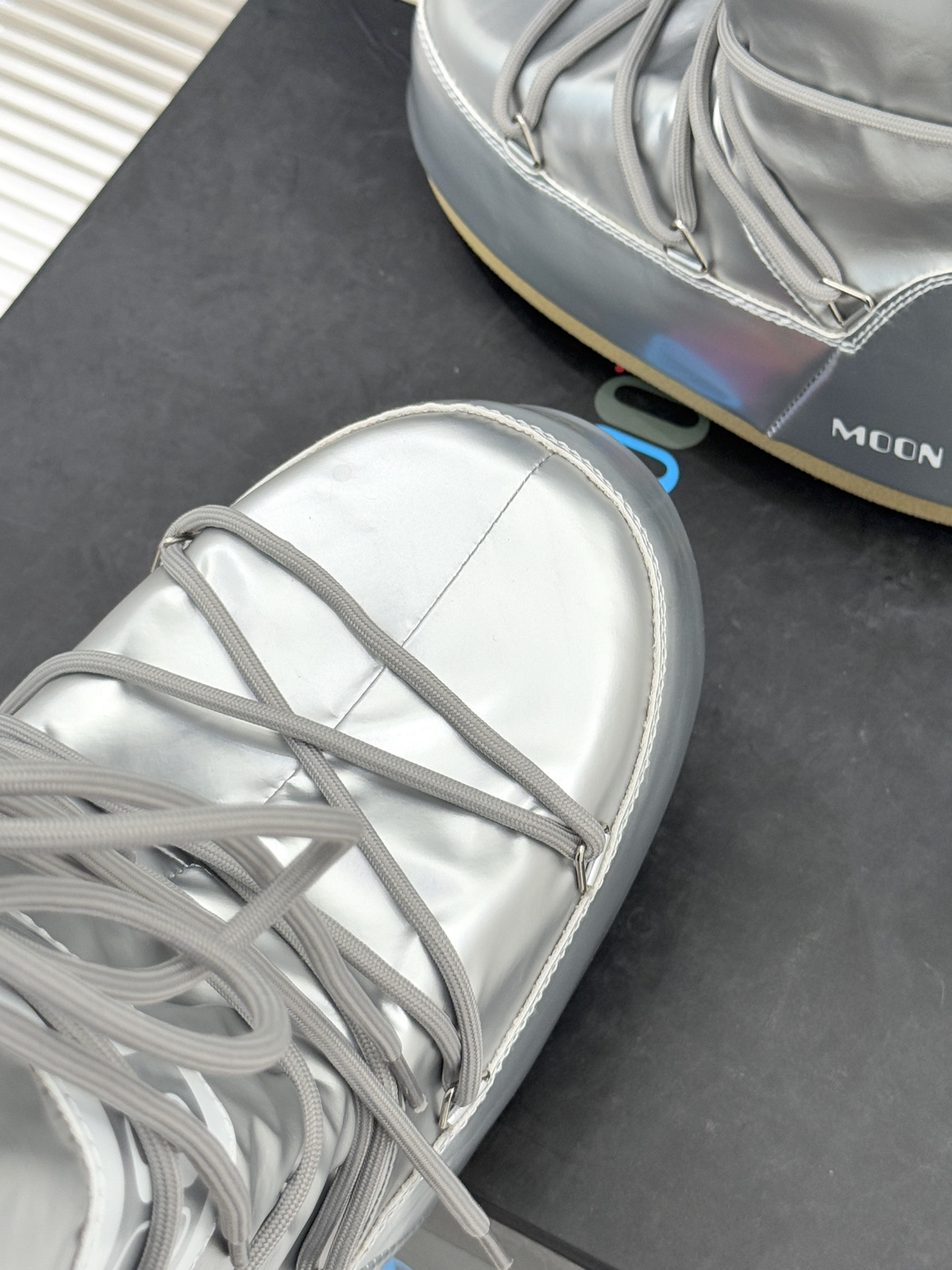 Moon Boot经典爆款滑雪月亮靴雪地靴系列当凛冽寒风裹着碎雪漫过雪原当滑雪道的弧线在纯白天地间延展月