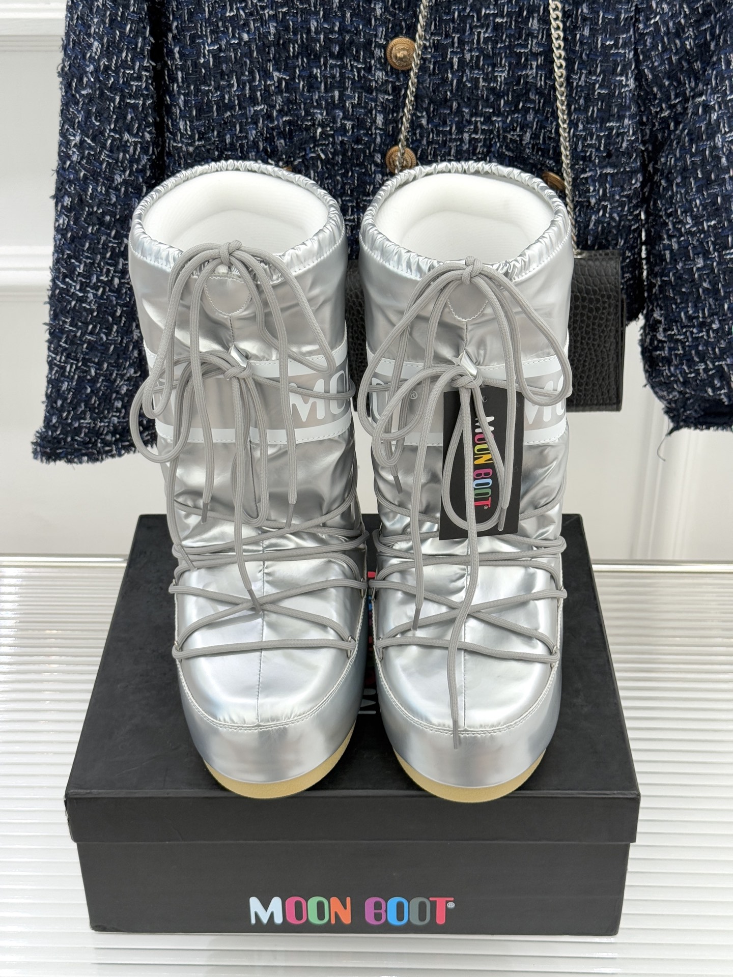 Moon Boot经典爆款滑雪月亮靴雪地靴系列当凛冽寒风裹着碎雪漫过雪原当滑雪道的弧线在纯白天地间延展月