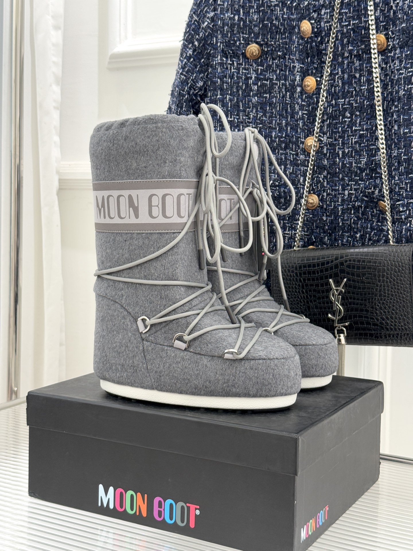 NO:628340,Moon Boot's classic popular ski moon boots Snow boots series When the cold wind wraps up the broken snow and spreads over the snowfields When the arc of the ski slopes extends in the pure white ground, Moon boots come with classic genes and hard-core performance. They are not only professional equipment to conquer the ice and snow, but also a trend symbol that lights up the winter style. They continue the brand's iconic silhouette and fashionable design. The rounded shoe body outlines smooth lines, abandoning redundant decoration but having its own eye-catching aura. Whether it is a minimalist high-end style with a neat solid color.  It is still eye-catching with contrasting colors and splicing. It is neat and cool when paired with ski clothes. It is suitable for winter casual wear and is lazy and casual. It can be seamlessly integrated even with street fashion. It breaks the 'practicality is greater than aesthetics' of snow boots and makes winter style not constrained by the scene. Every detail hides an unintentional fashionable attitude. As a classic that is deeply involved in the field of ice and snow equipment, Moon Boot always takes professional performance as the core and comprehensively protects every ice and snow exploration.  The upper is made of high-density waterproof and windproof fabric, and the lining is filled with high-quality warm velvet. It feels soft and skin-friendly, quickly locks in body heat, and resists the invasion of sub-zero cold. Even if you spend a long time skiing outdoors or walking in the snowfield, your feet will still be warm and have no fear of low temperature tests. The sole is equipped with professional anti-slip and wear-resistant textures, whether it is smooth ski trails, icy roads or soft snow. It can provide strong grip and steadily adhere to the ground texture to reduce the risk of slipping.  Whether you are a professional skier galloping on the snow field or an ordinary person enjoying the snow outdoors for daily commuting, it can adapt to the needs of the scene and say goodbye to foot fatigue. It can not only warm and protect your feet in the cold winter, but also bring a sense of moisture when you walk on the snow and enjoy the unique freshness and enthusiasm of winter. size35-40 (customized 41/42/43), snow boots, boots19860909Moon Boot经典爆款滑雪月亮靴 雪地靴系列 当凛冽寒风裹着碎雪漫过雪原 当滑雪道的弧线在纯白天地间延展 月亮靴携经典基因与硬核性能而来 既是征服冰雪的专业装备 亦是点亮冬日造型的潮流符号 延续品牌标志性廓形时尚设计 圆润的鞋身勾勒流畅线条 摒弃冗余装饰却自带吸睛气场 无论是利落纯色款的极简高级 还是撞色拼接款的鲜活吸睛 搭配滑雪服利落飒爽 适配冬日休闲装慵懒随性 哪怕是街头潮搭也能无缝融合 打破雪地靴“实用性大于美观性” 让冬日造型不被场景束缚 每一处细节都藏着不刻意的时髦态度. 作为深耕冰雪装备领域的经典之作 Moon Boot始终以专业性能为核心 全方位守护每一次冰雪探索. 鞋面采用高密度防水防风面料 内里填充优质保暖绒料 触感柔软亲肤 快速锁住人体热量 抵御零下严寒侵袭 哪怕长时间置身户外滑雪 漫步雪原 双脚依旧暖意十足 无惧低温考验. 鞋底搭载专业防滑耐磨纹路 无论是光滑的滑雪道 结冰的路面 还是松软的积雪层 都能提供强劲抓地力 稳步贴合地面肌理 减少打滑风险 无论是专业滑雪爱好者驰骋雪场 还是普通人户外赏雪 日常通勤 都能适配场景需求 告别足部疲惫. 让你在凛冽寒冬中 既能温暖护脚 又能自带潮感气场 踏雪而行 自在享受冬日独有的鲜活与热烈. size35-40（41/42/43定制）,雪地靴,boots,Women's Shoes