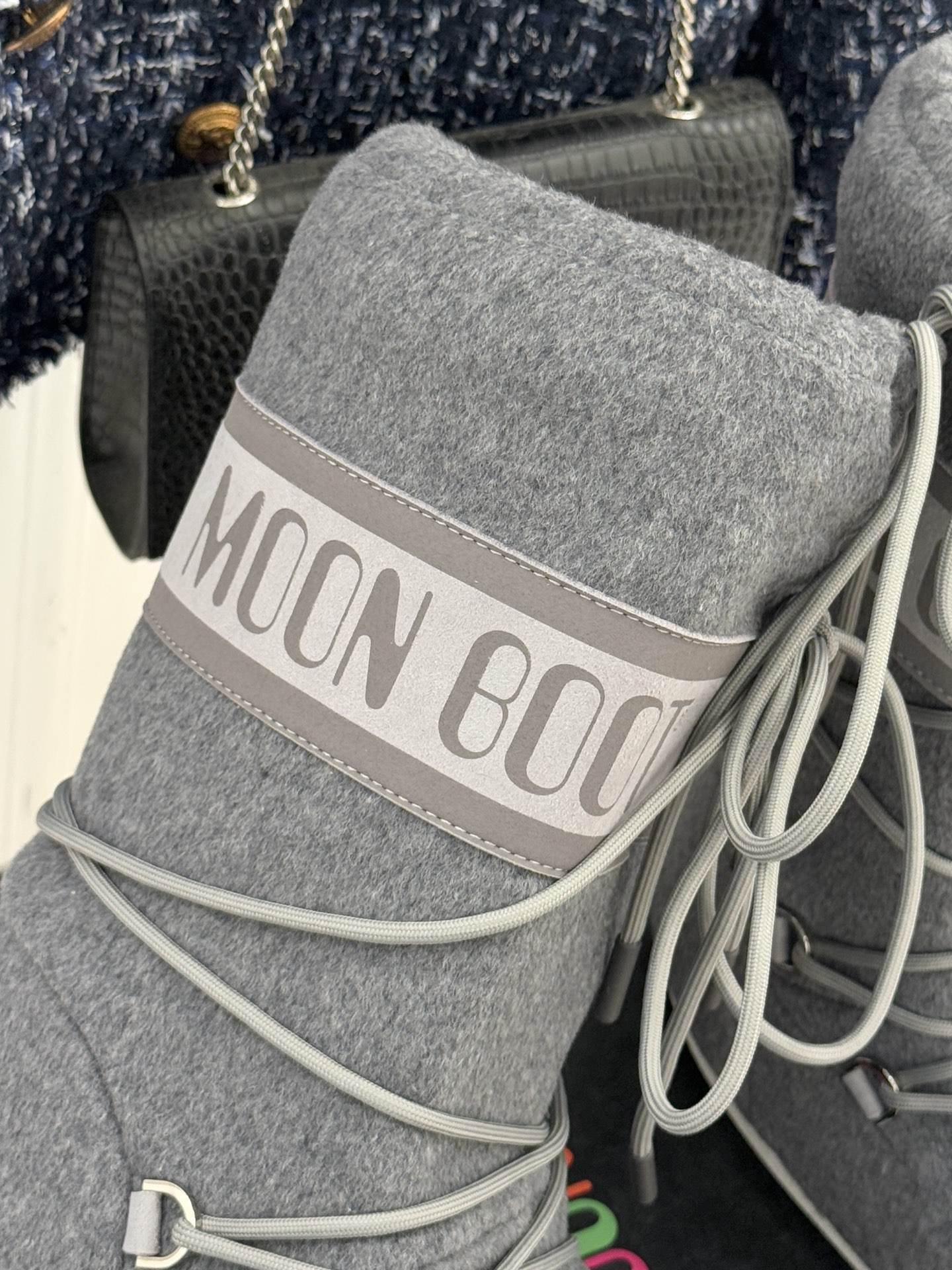 Moon Boot经典爆款滑雪月亮靴雪地靴系列当凛冽寒风裹着碎雪漫过雪原当滑雪道的弧线在纯白天地间延展月