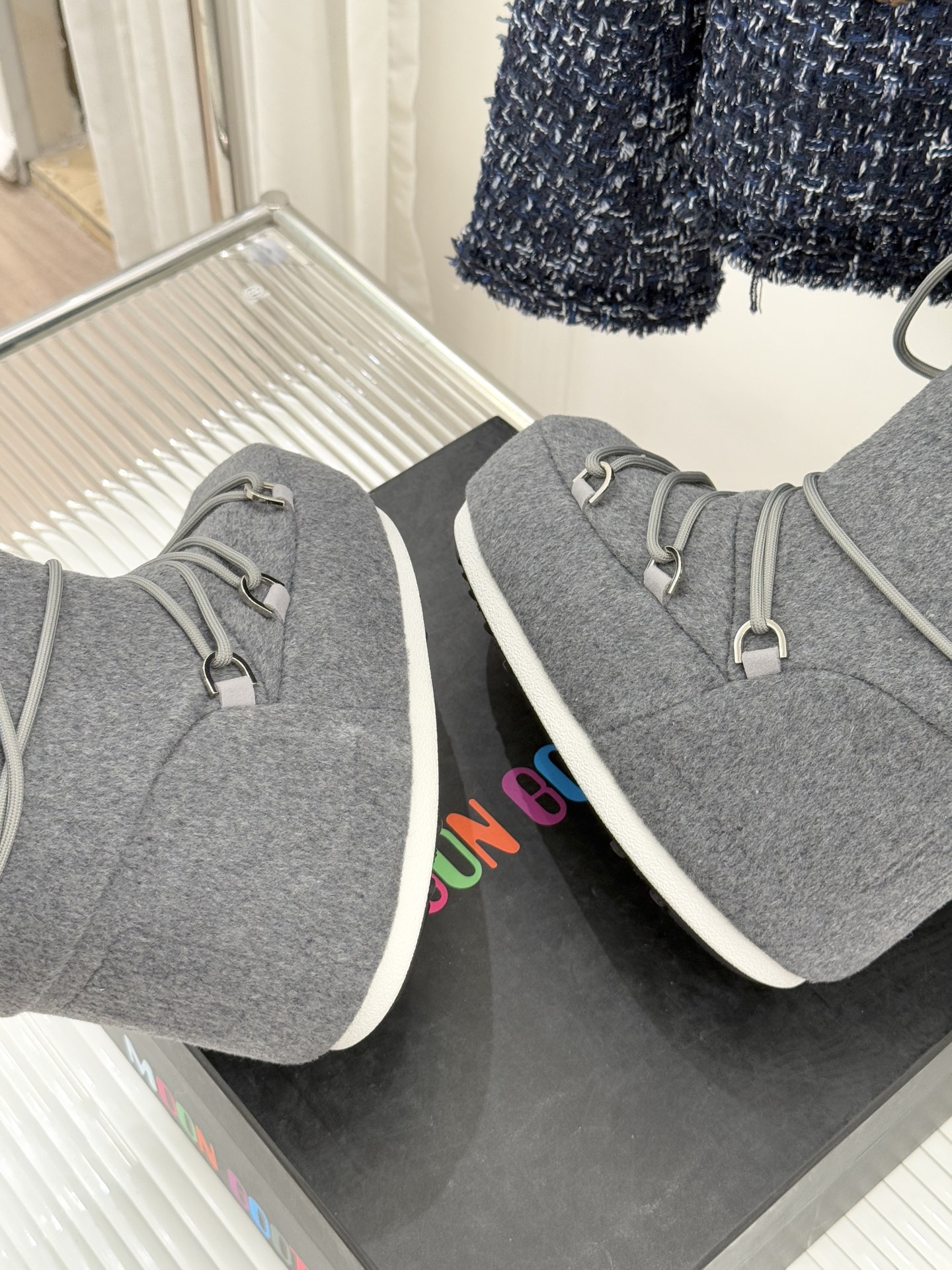 Moon Boot经典爆款滑雪月亮靴雪地靴系列当凛冽寒风裹着碎雪漫过雪原当滑雪道的弧线在纯白天地间延展月