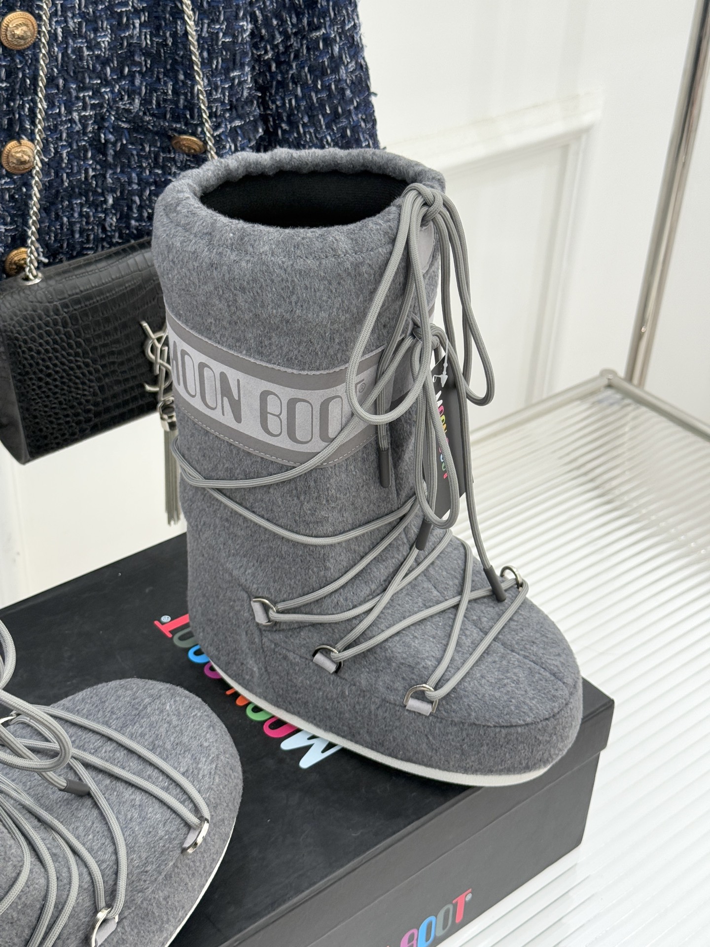 Moon Boot经典爆款滑雪月亮靴雪地靴系列当凛冽寒风裹着碎雪漫过雪原当滑雪道的弧线在纯白天地间延展月