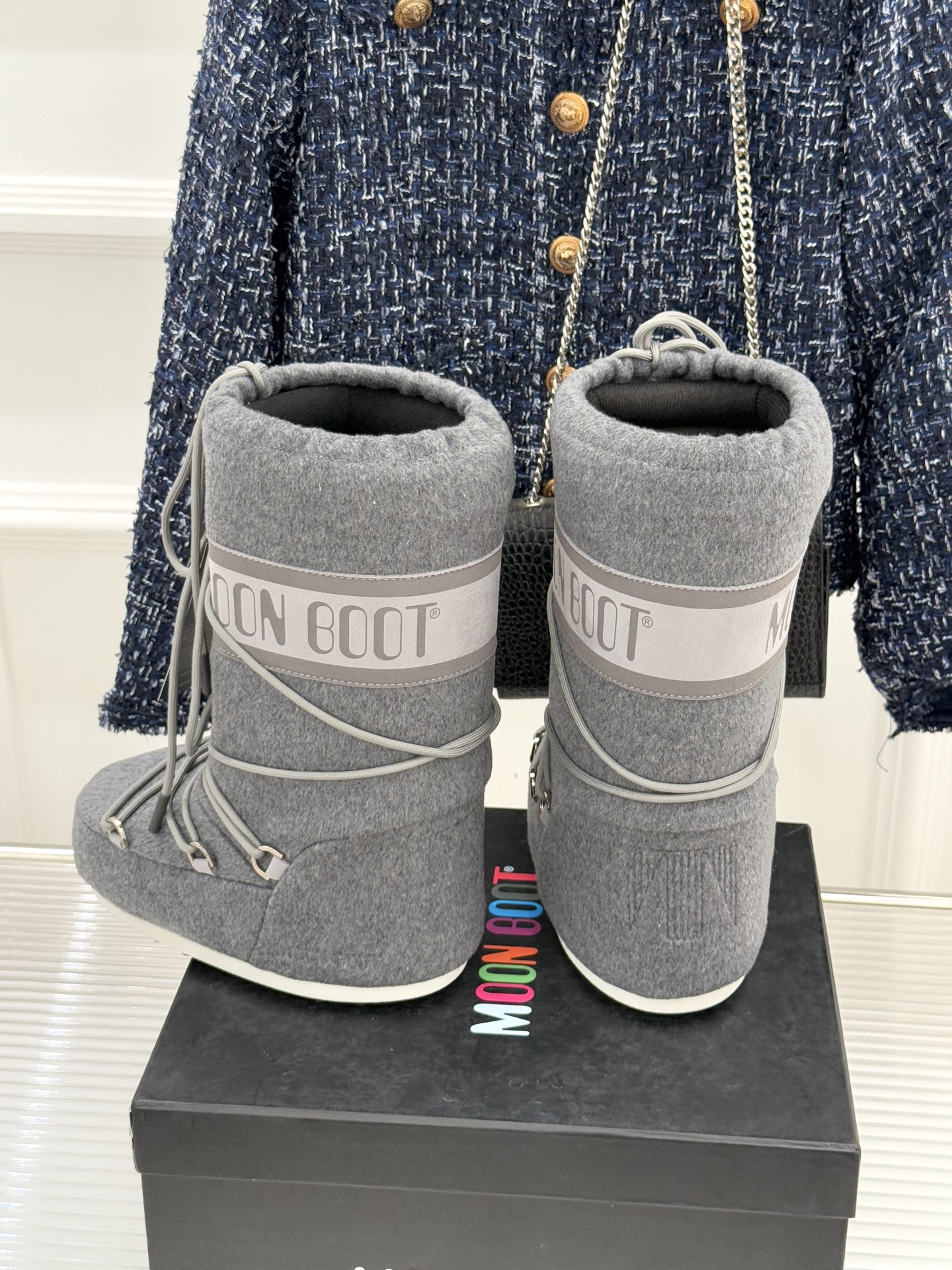 Moon Boot经典爆款滑雪月亮靴雪地靴系列当凛冽寒风裹着碎雪漫过雪原当滑雪道的弧线在纯白天地间延展月