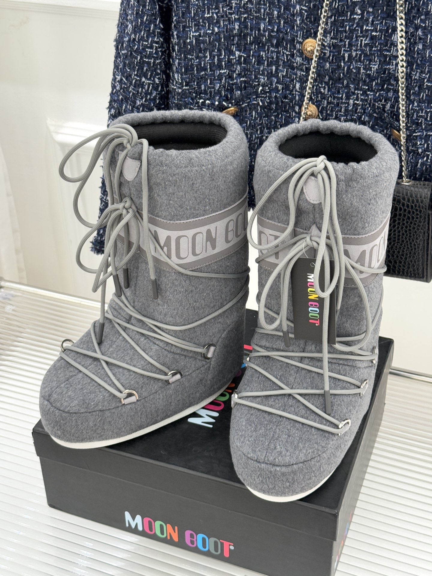 Moon Boot经典爆款滑雪月亮靴雪地靴系列当凛冽寒风裹着碎雪漫过雪原当滑雪道的弧线在纯白天地间延展月